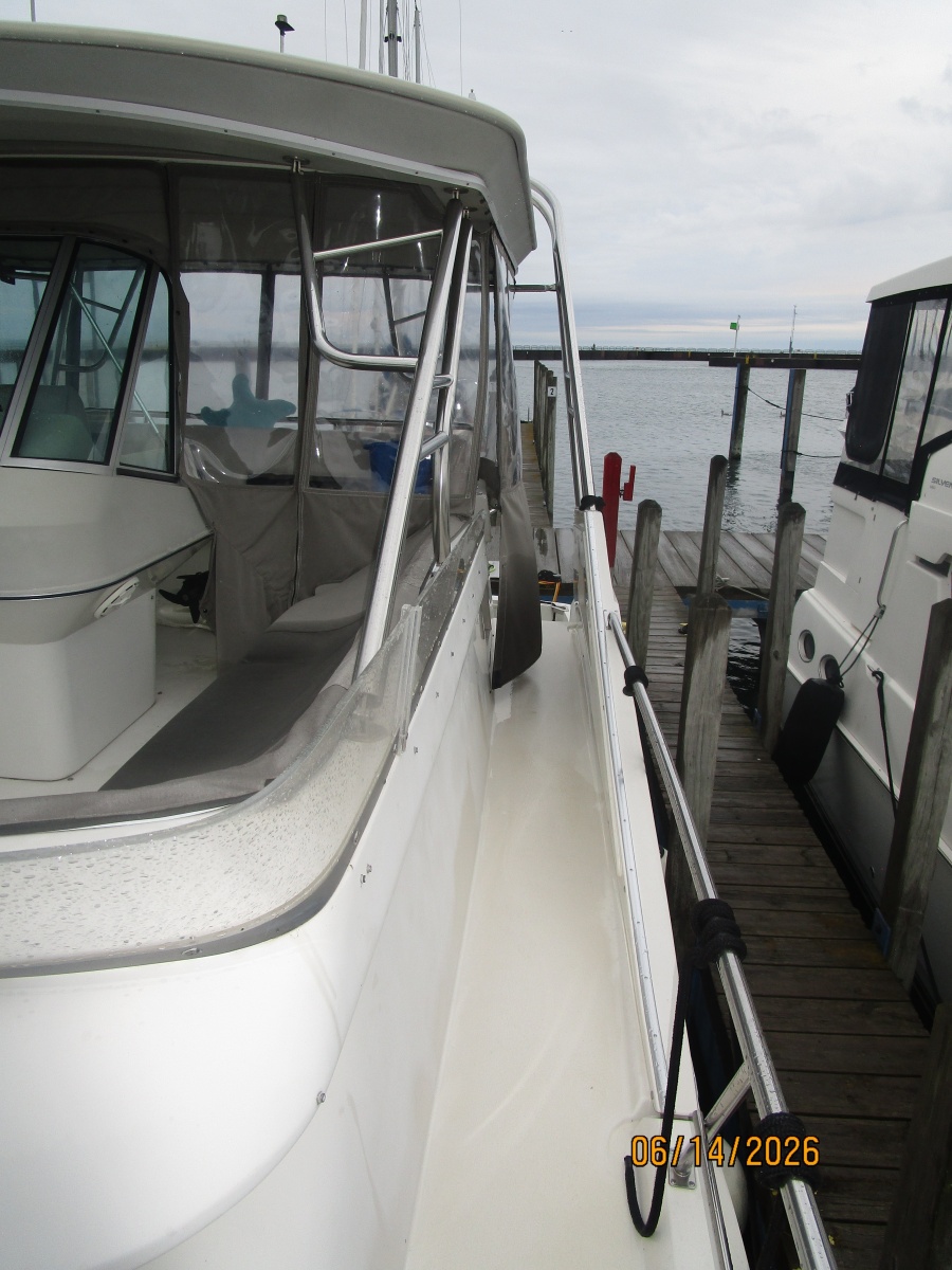 42' Cruisers port side deck
