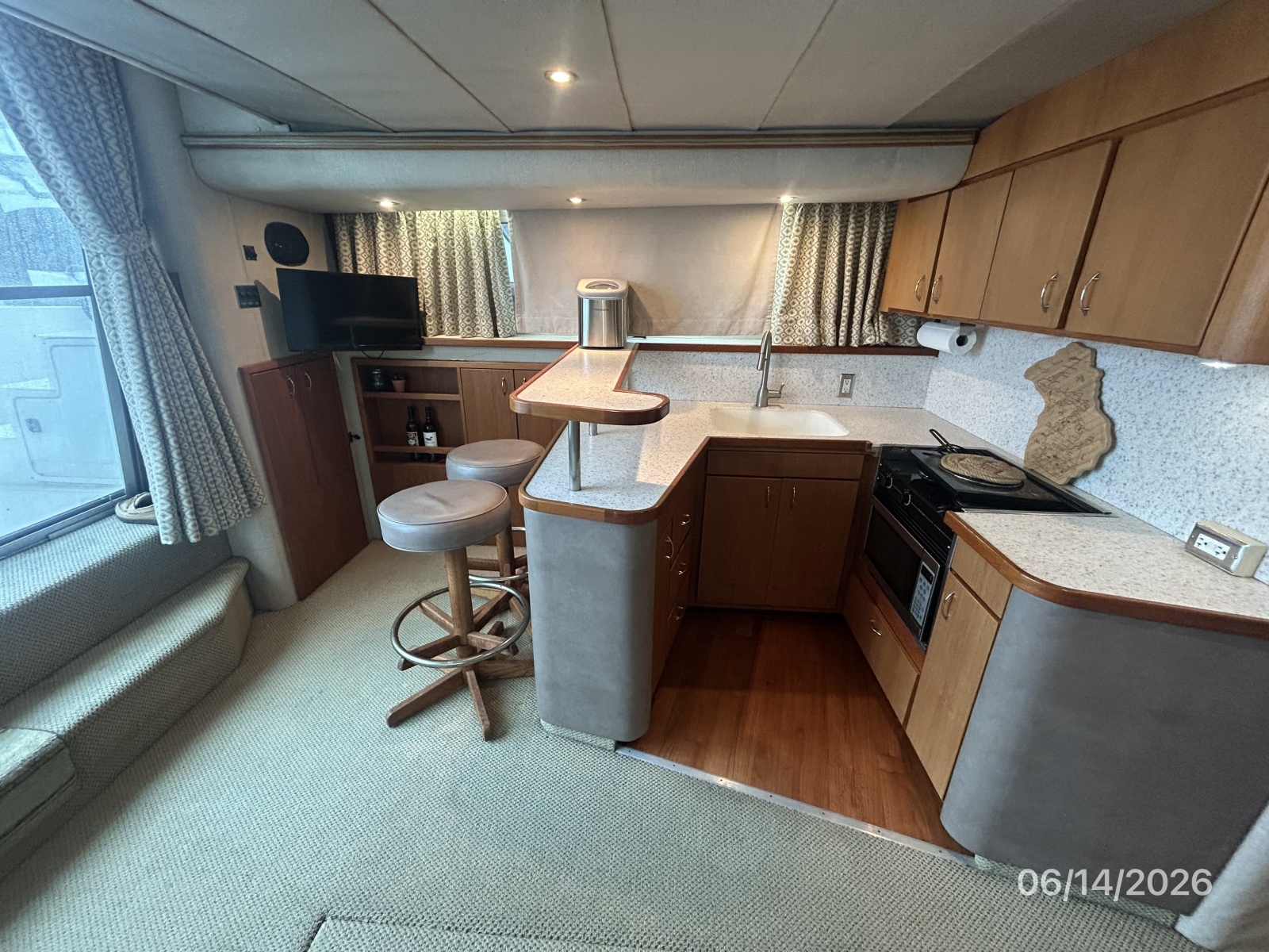 42' Cruisers salon port