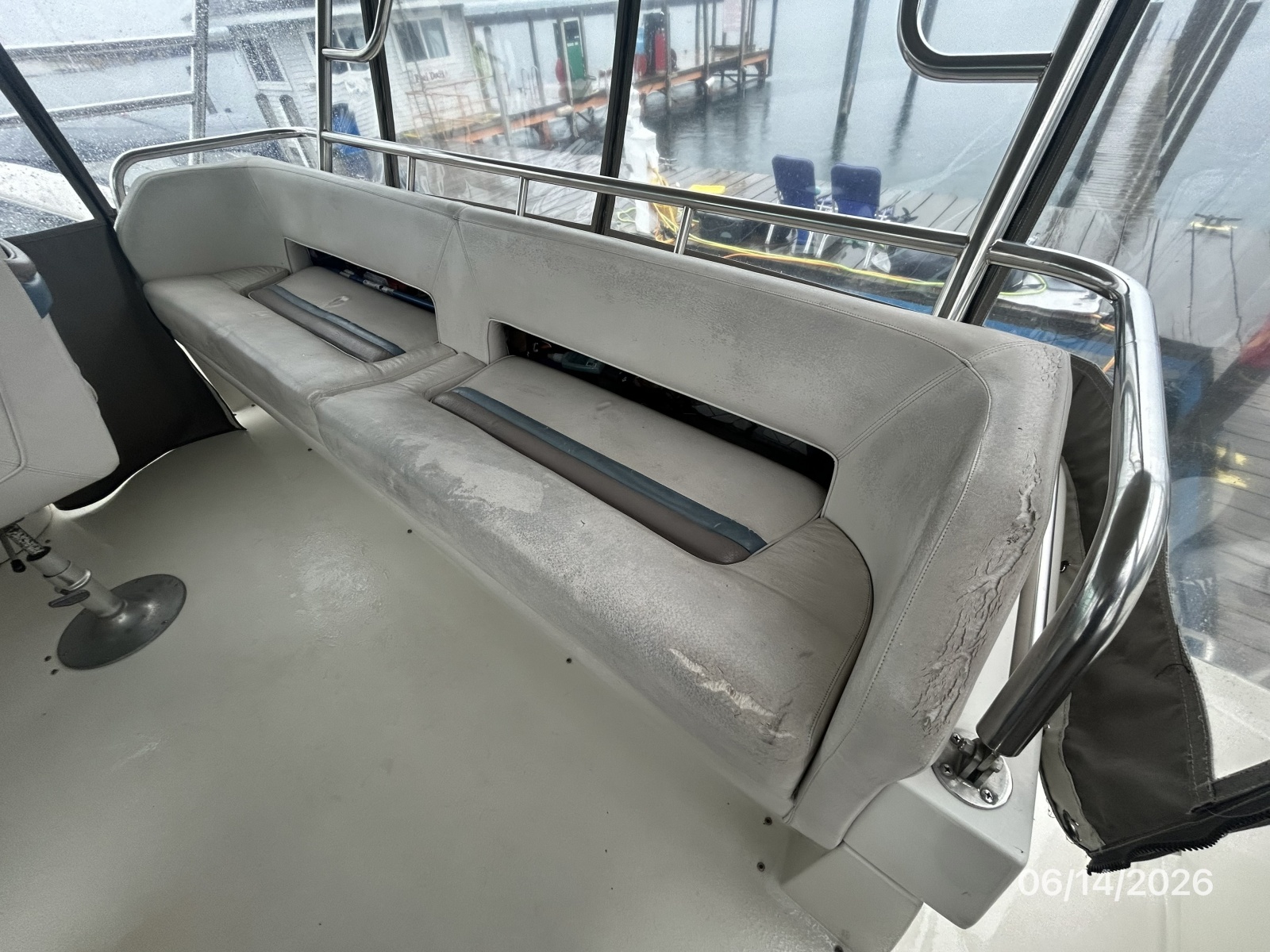 42' Cruisers flybridge aft seating