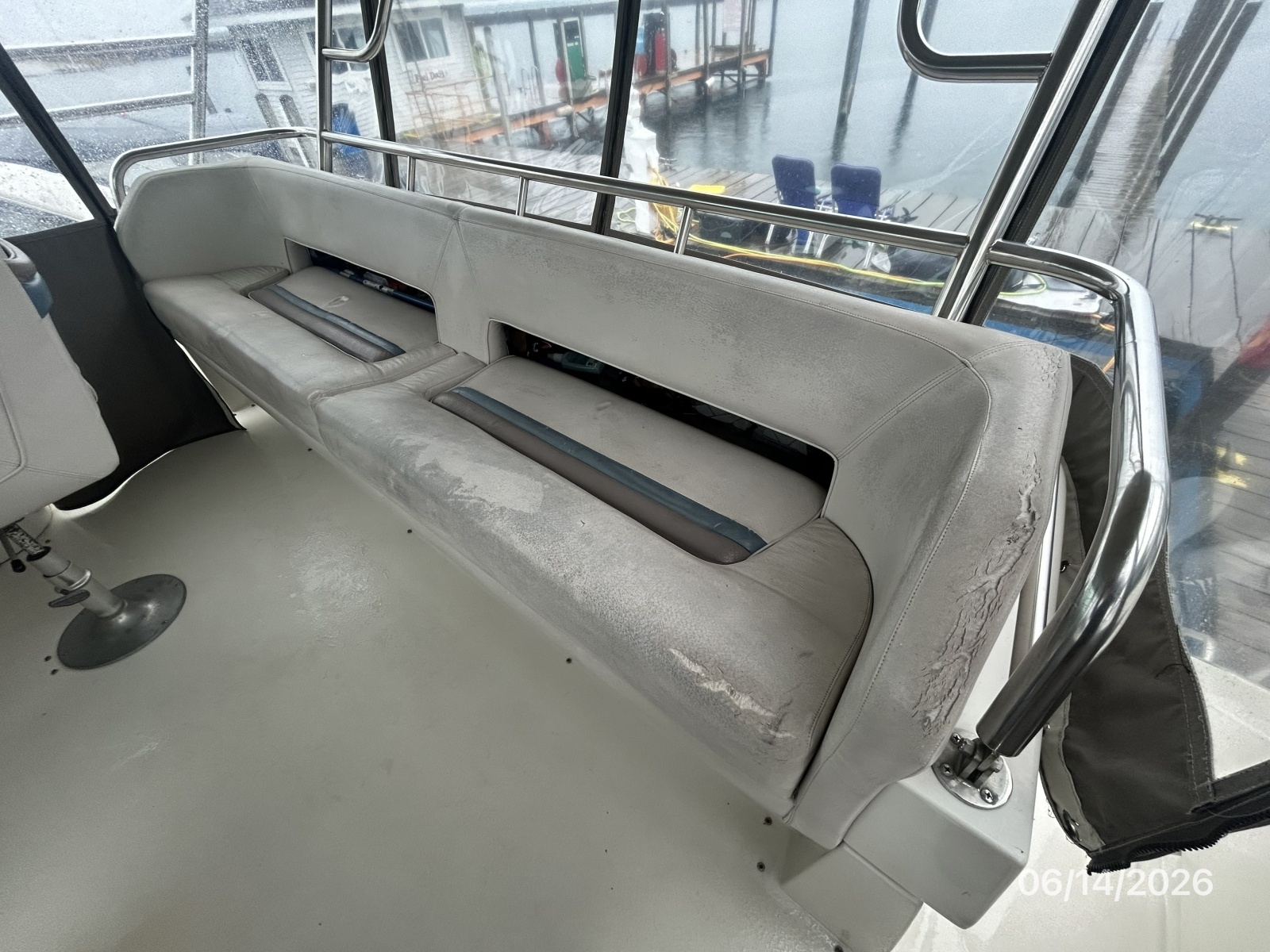 42' Cruisers flybridge aft seating