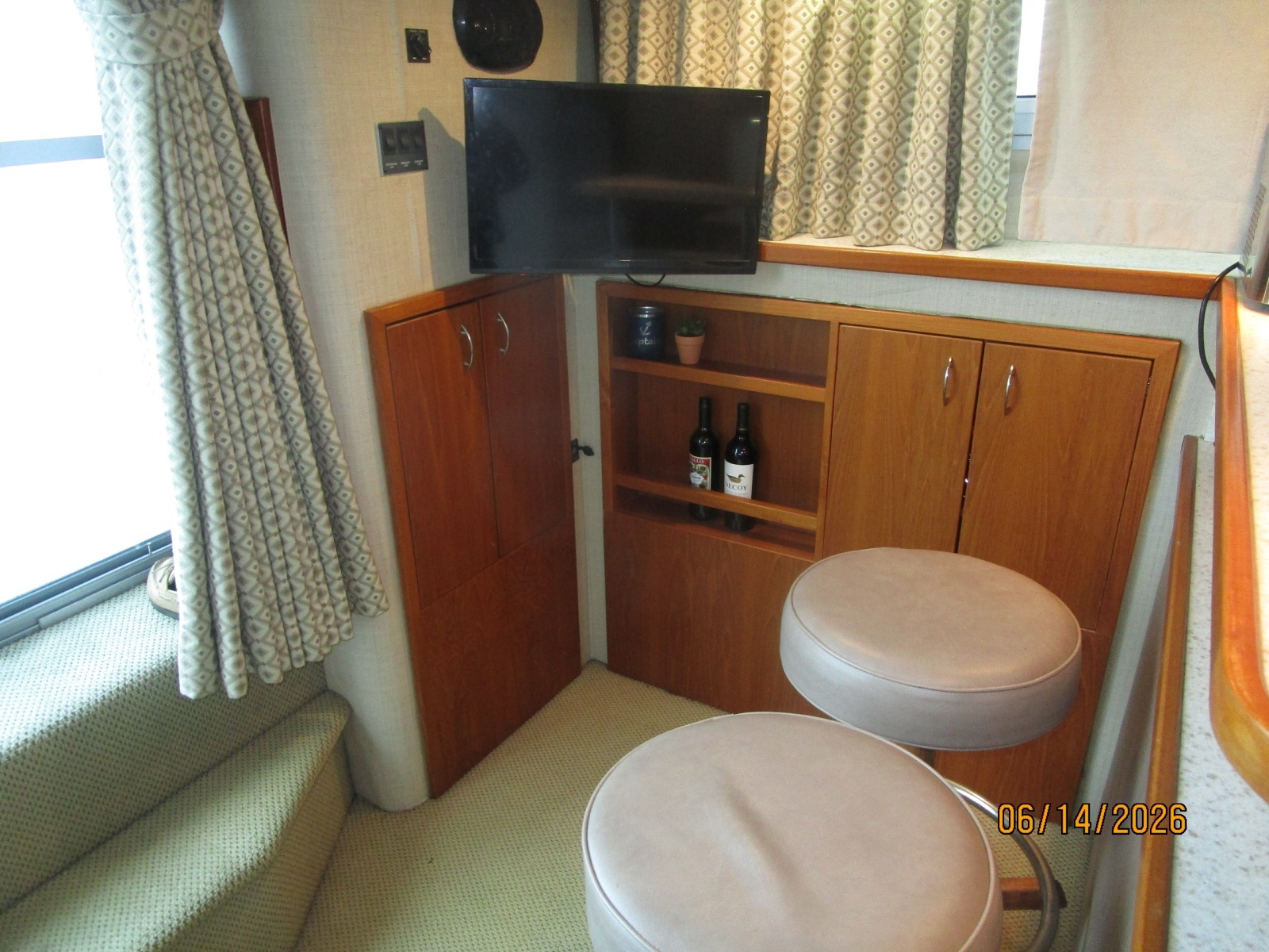 42' Cruisers salon port aft