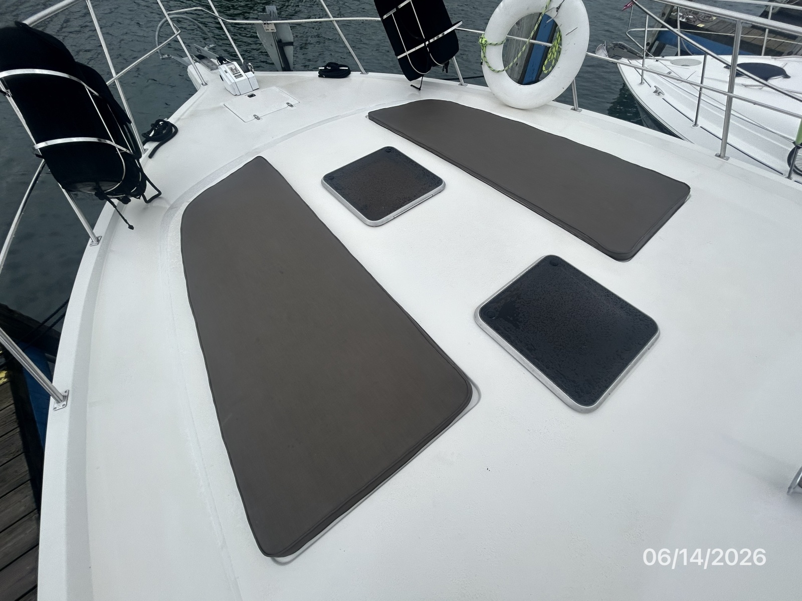 42' Cruisers foredeck sunpads