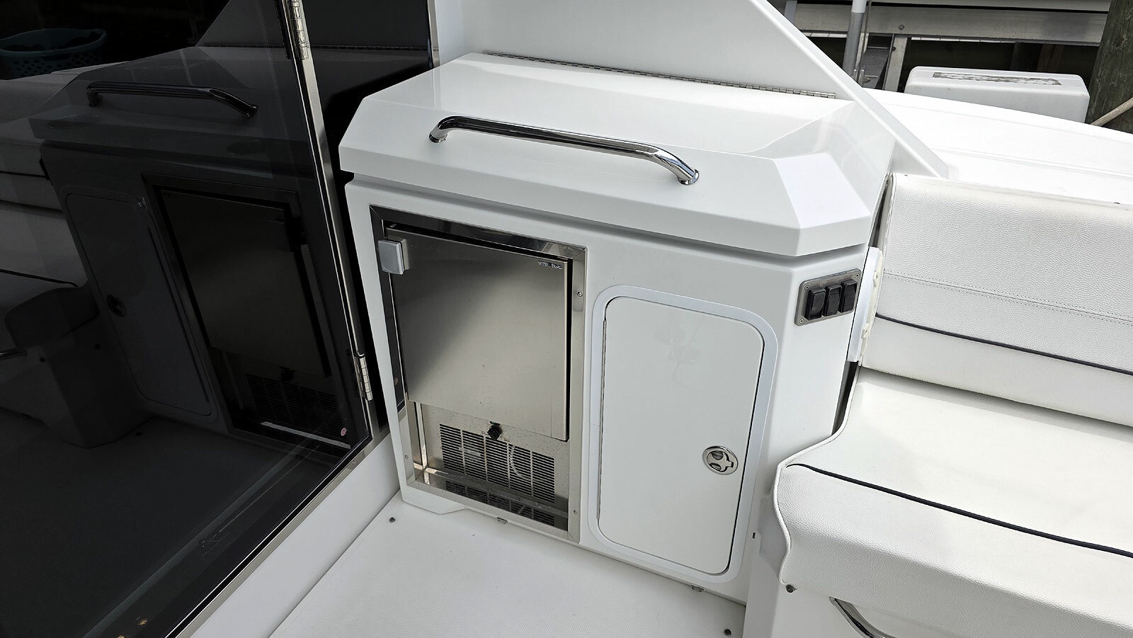 Cockpit Ice Maker and Cleaning Station