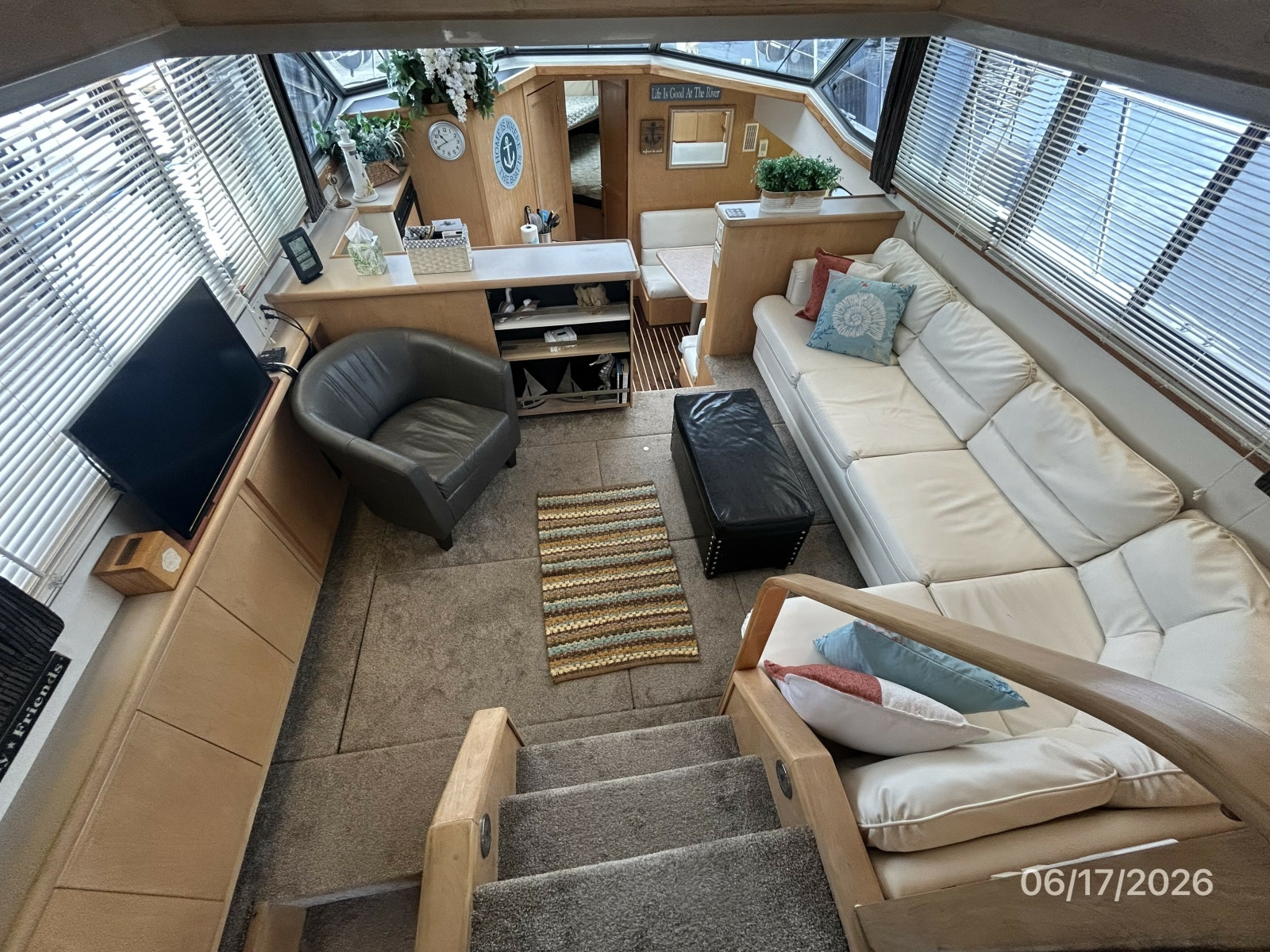 43' Carver salon forward