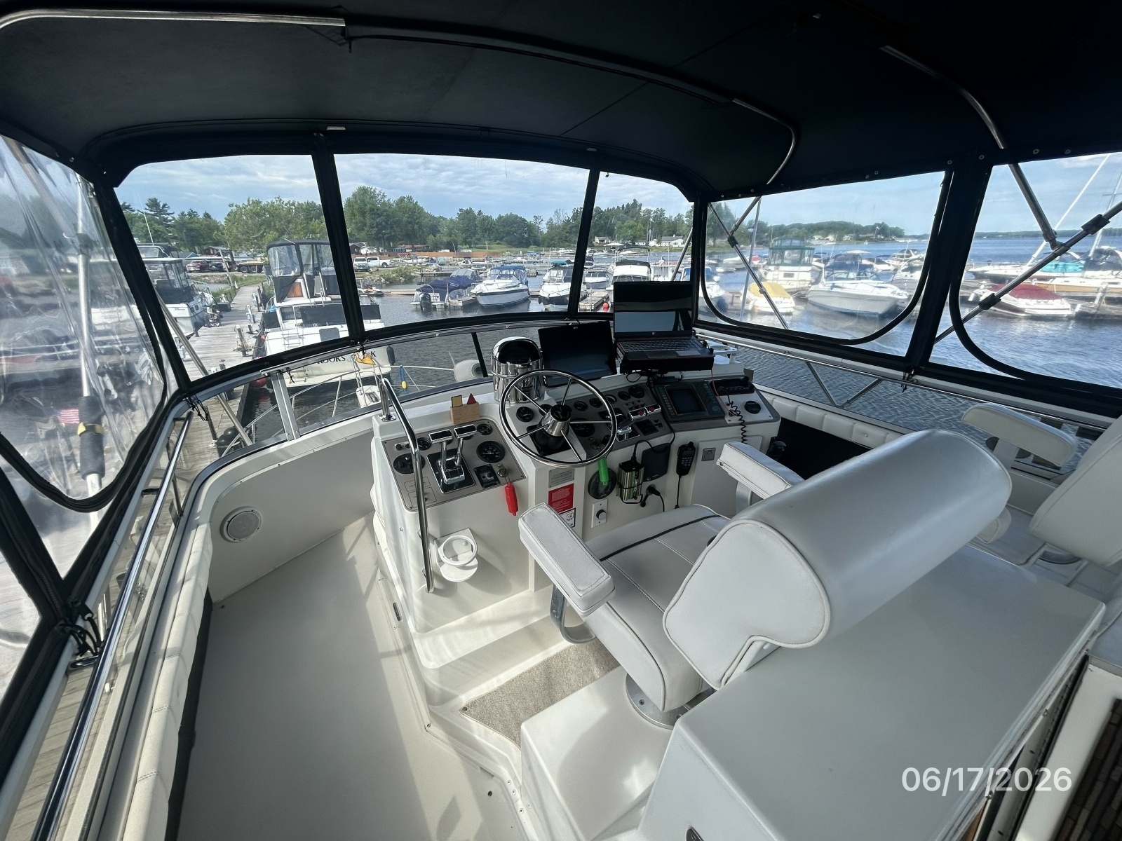 43' Carver flybridge forward