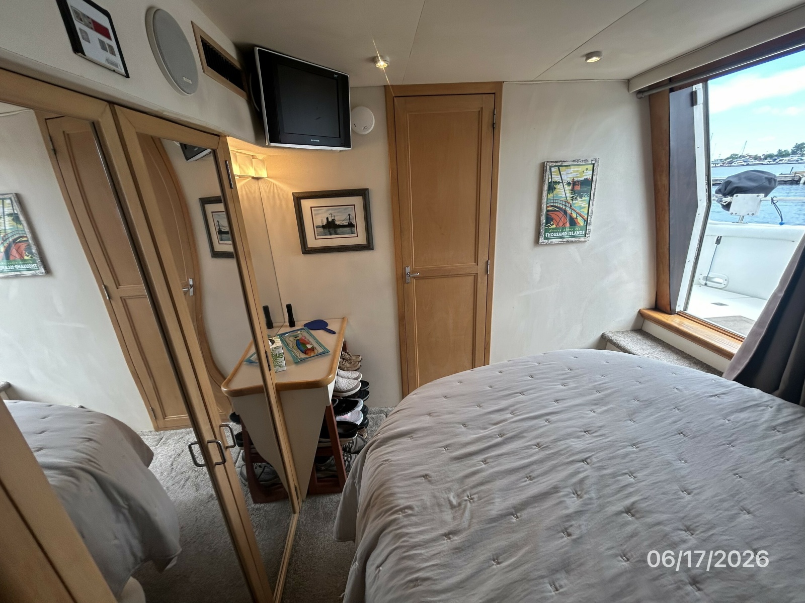 43' Carver master stateroom starboard