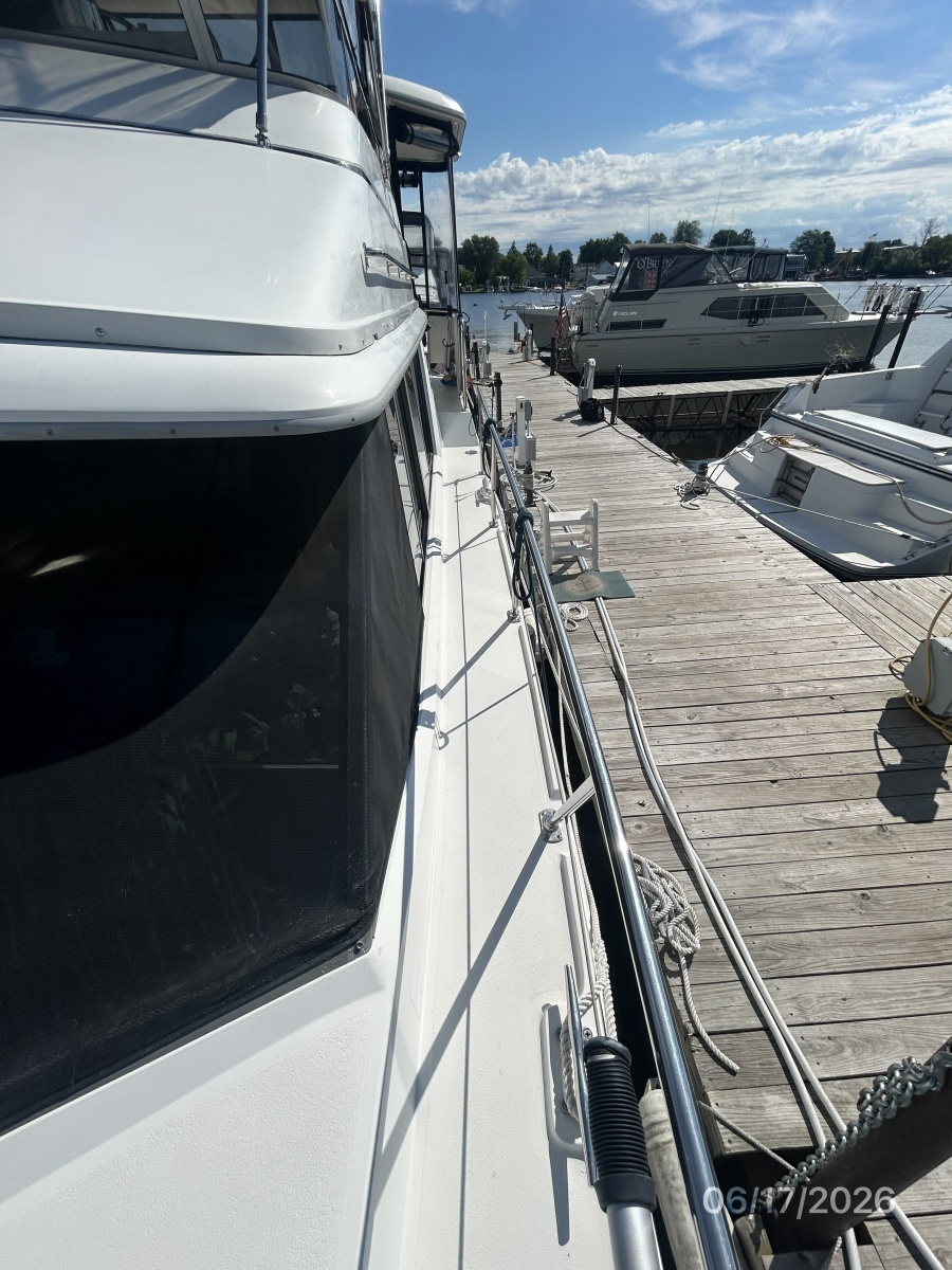 43' Carver port side deck1
