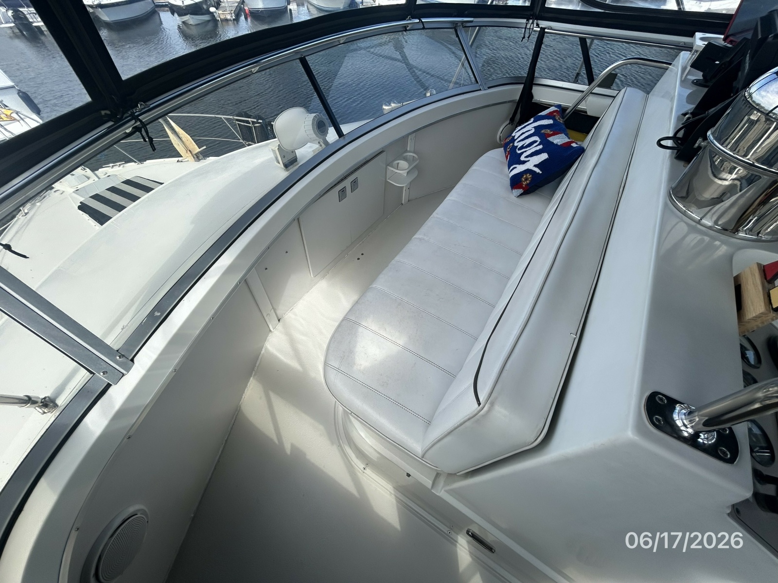43' Carver flybridge forward seating