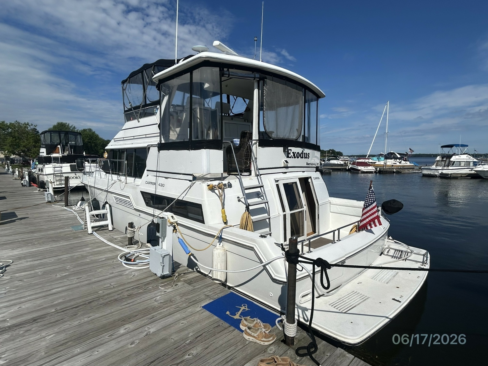 43' Carver port aft profile