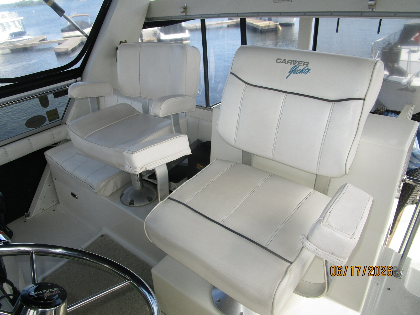 43' Carver flybridge helmseats