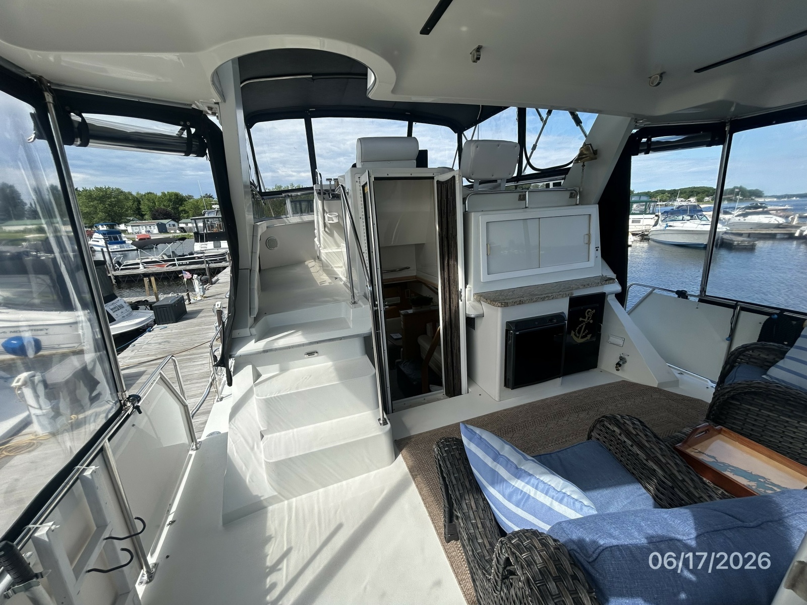43' Carver sundeck forward