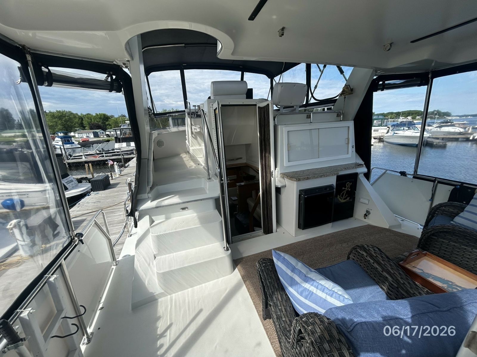43' Carver sundeck forward