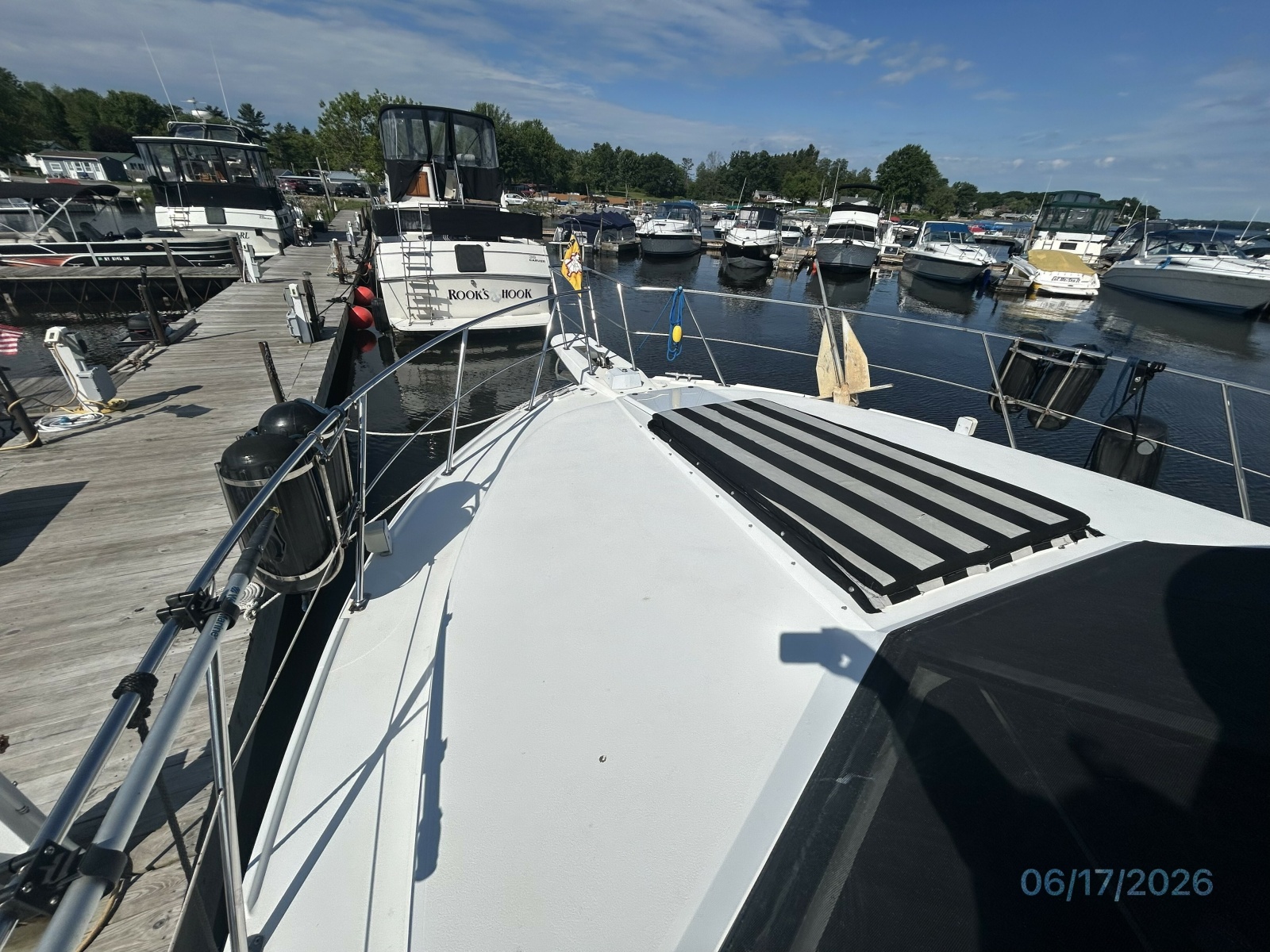 43' Carver foredeck1