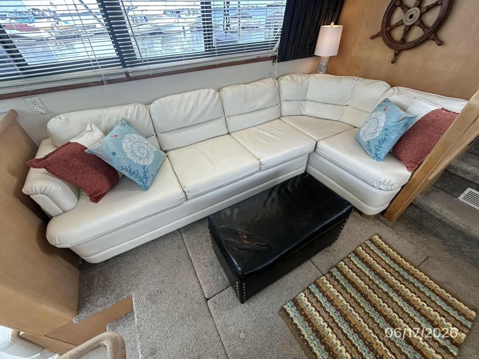 43' Carver salon starboard seating