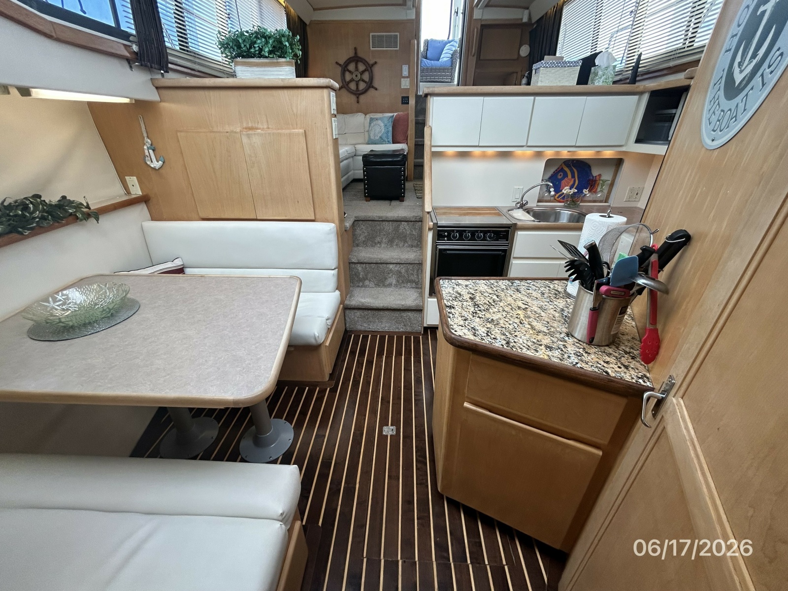 43' Carver galley-dinette aft
