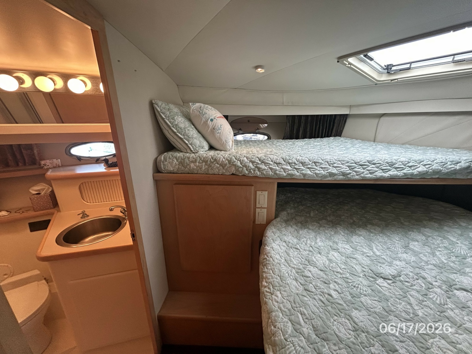43' Carver guest stateroom port