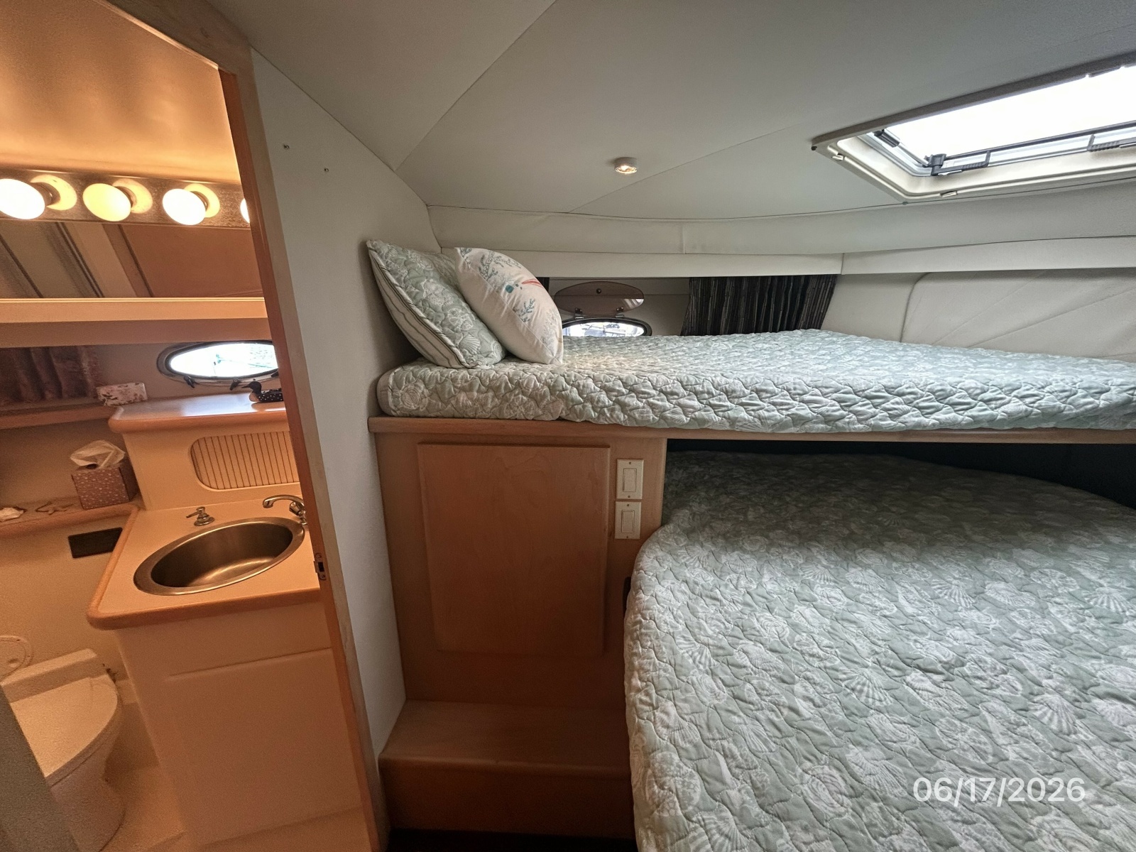 43' Carver guest stateroom port