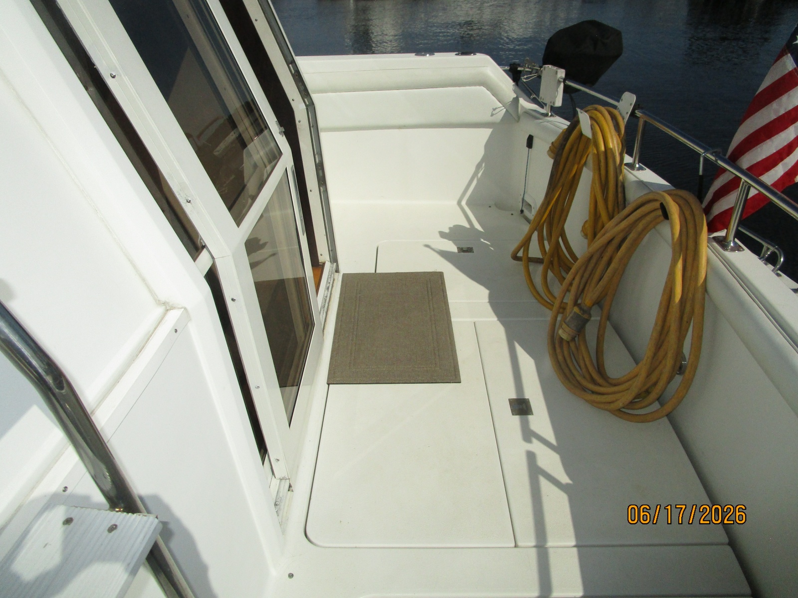 43' Carver cockpit starboard