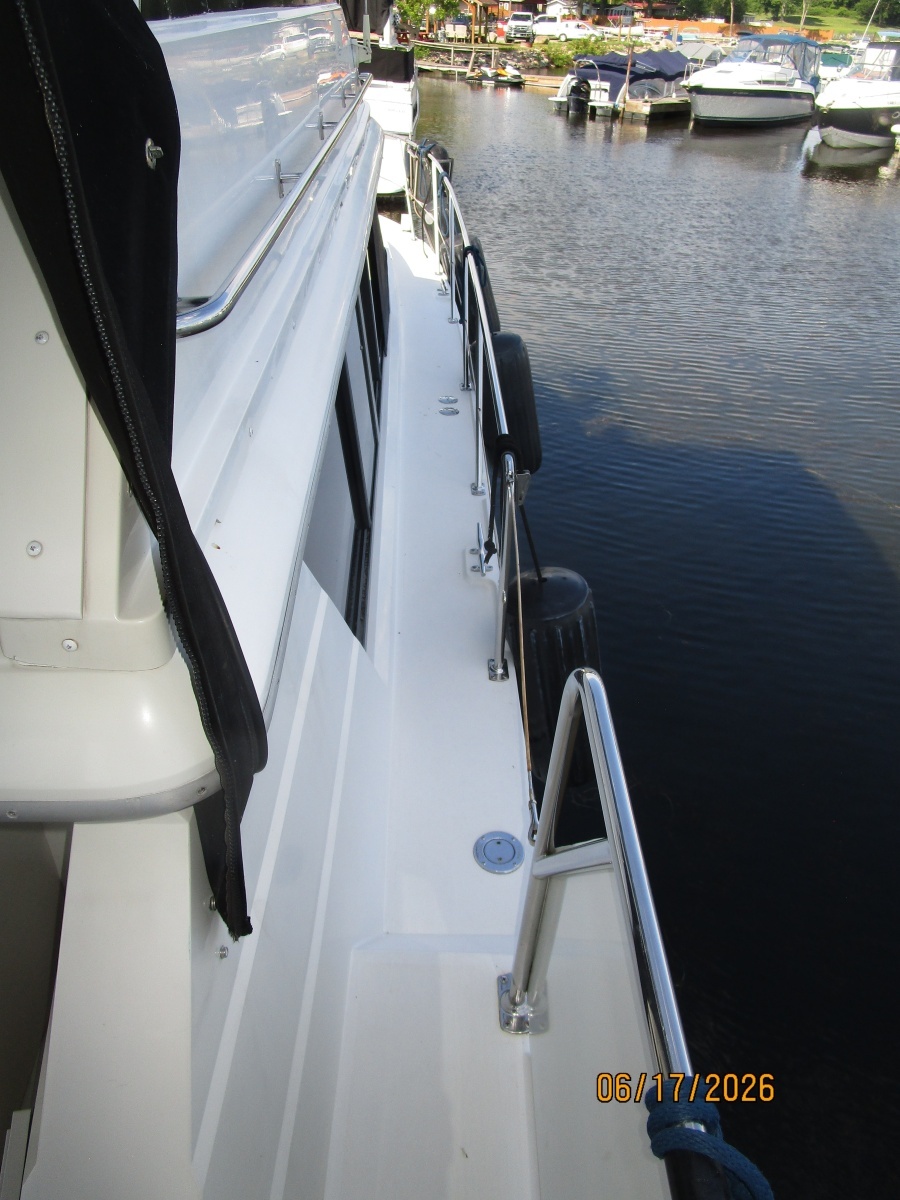 43' Carver starboard side deck2