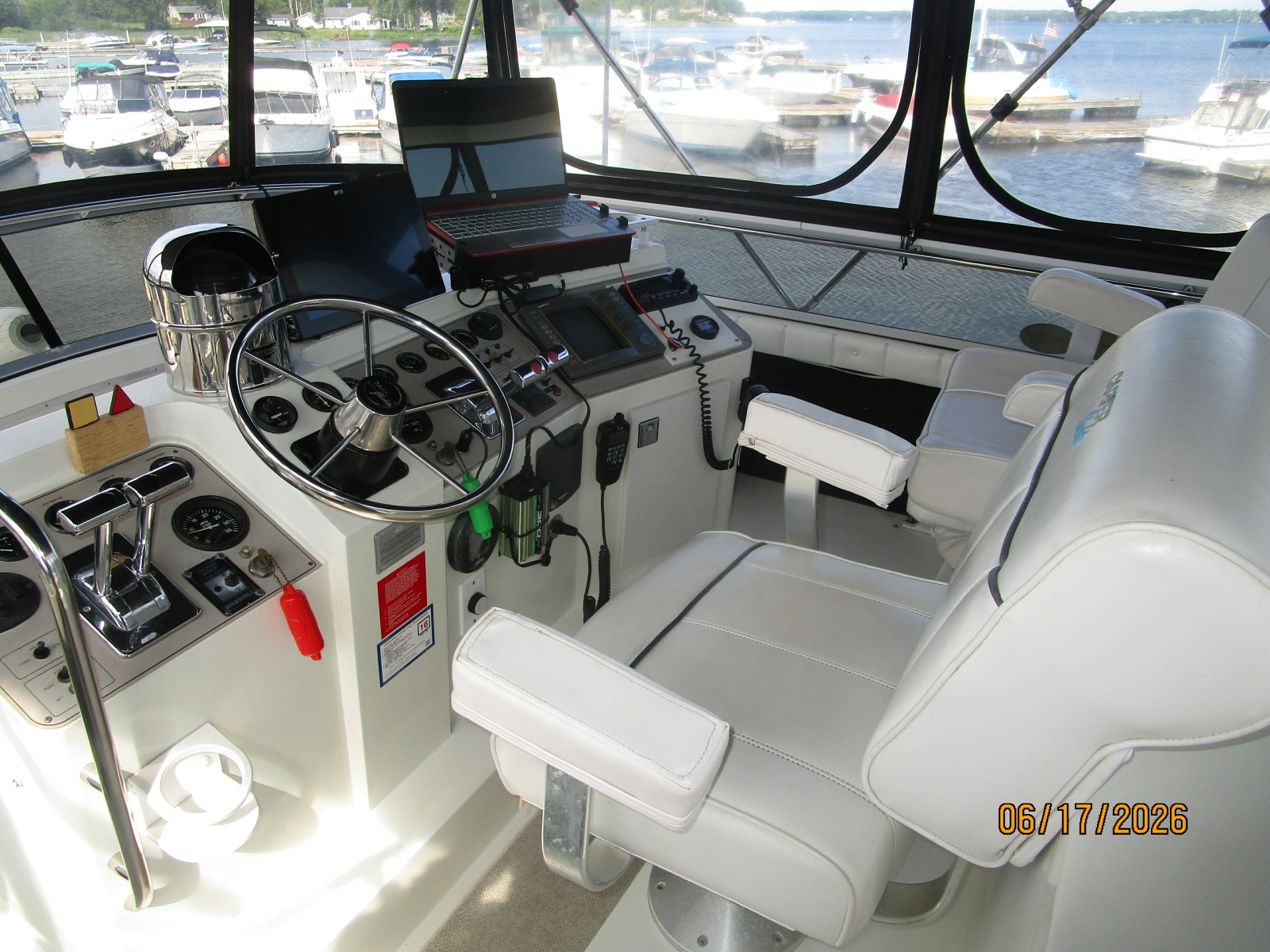 43' Carver flybridge helm2