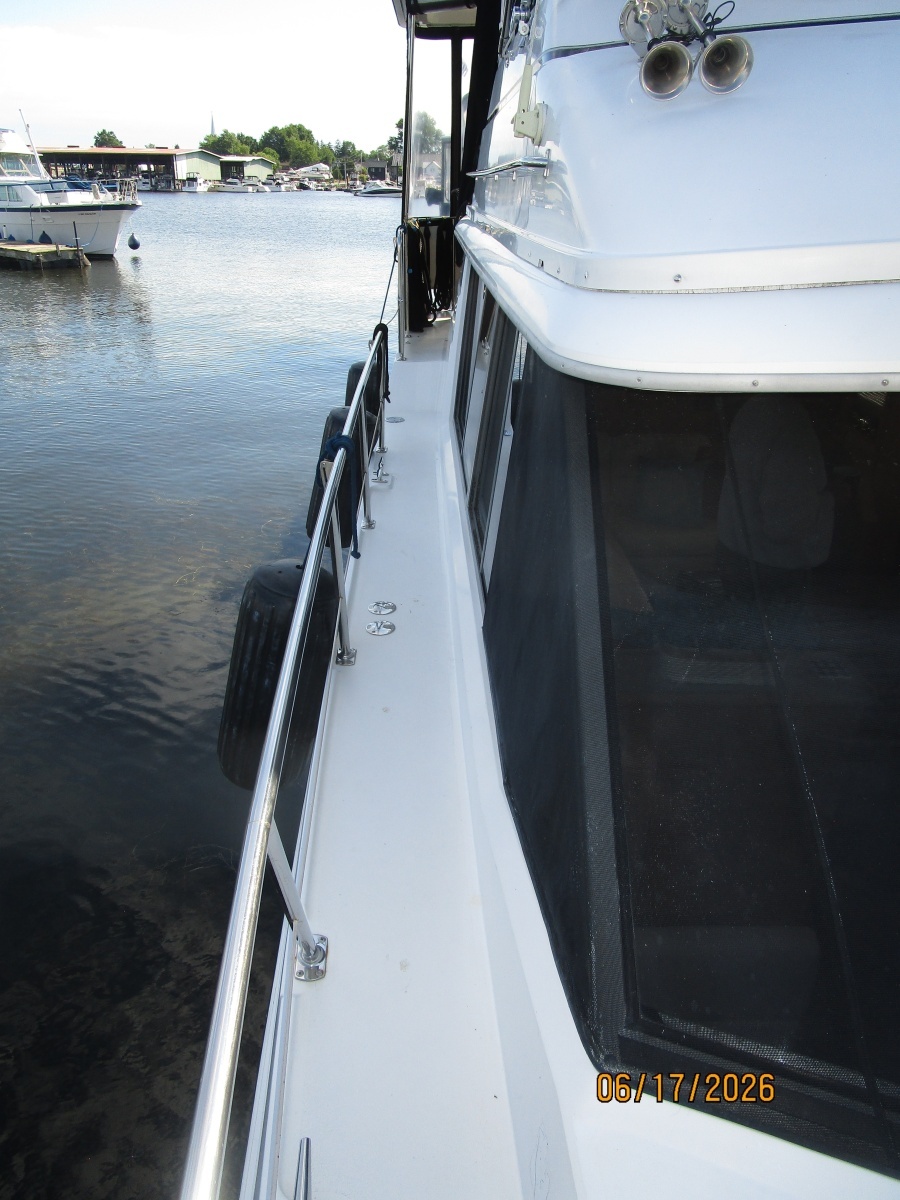 43' Carver starboard side deck1