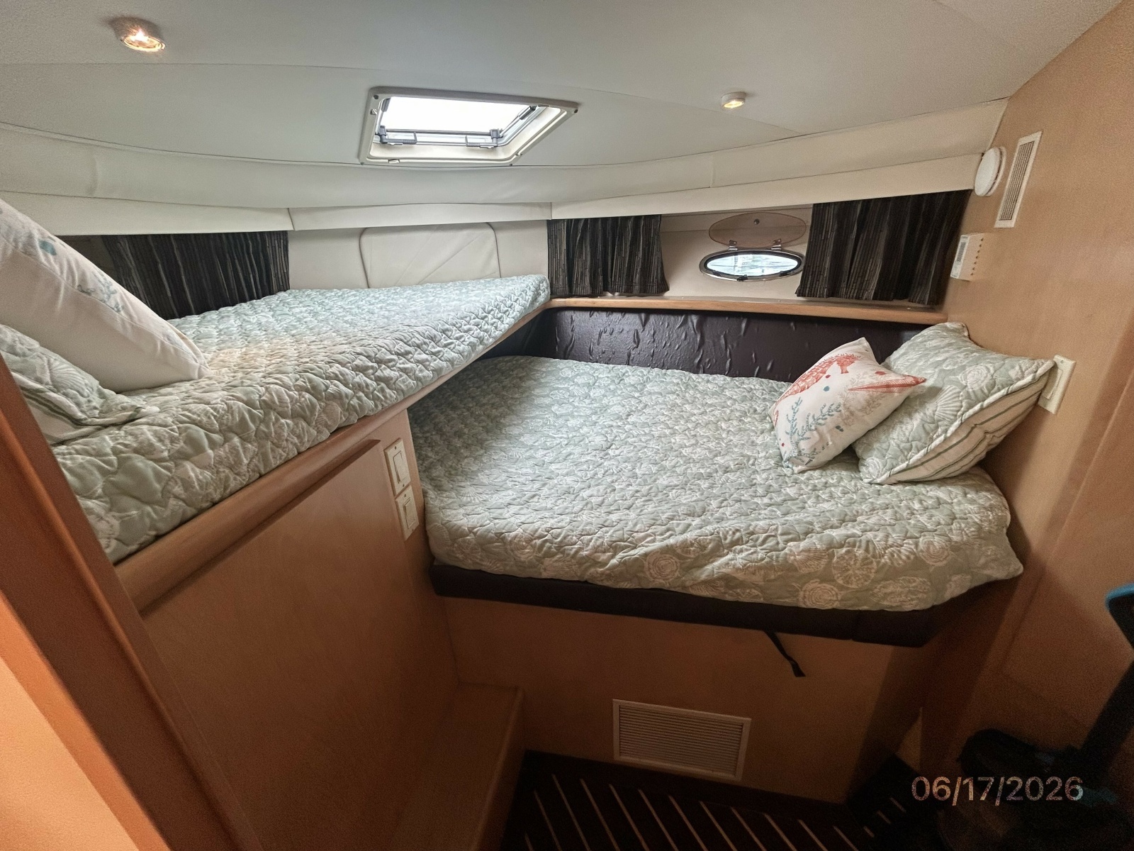 43' Carver guest stateroom