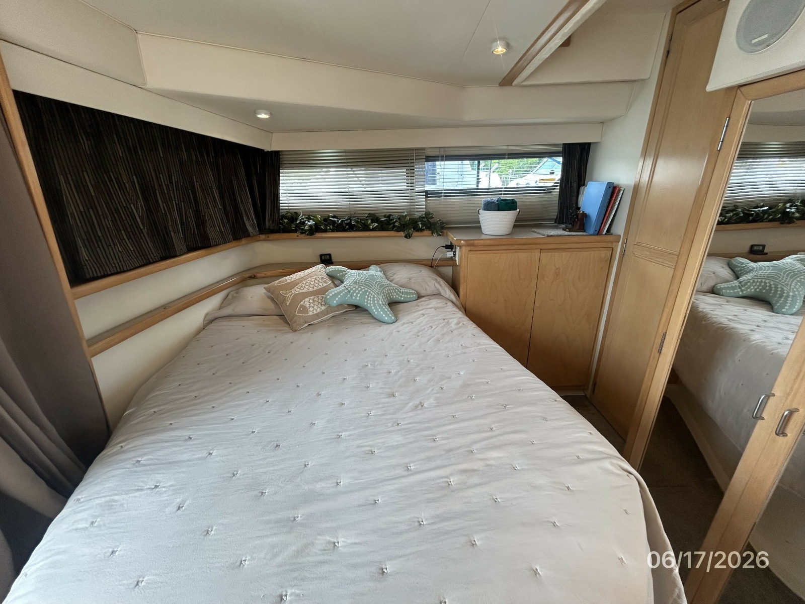 43' Carver master stateroom port