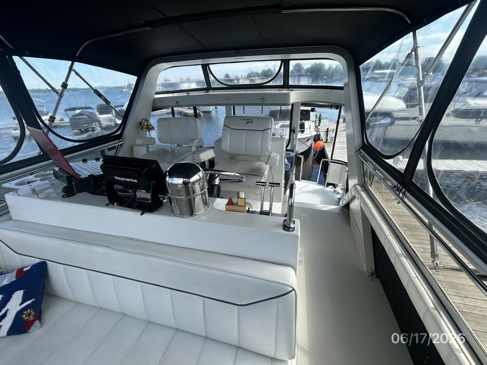 43' Carver flybridge aft