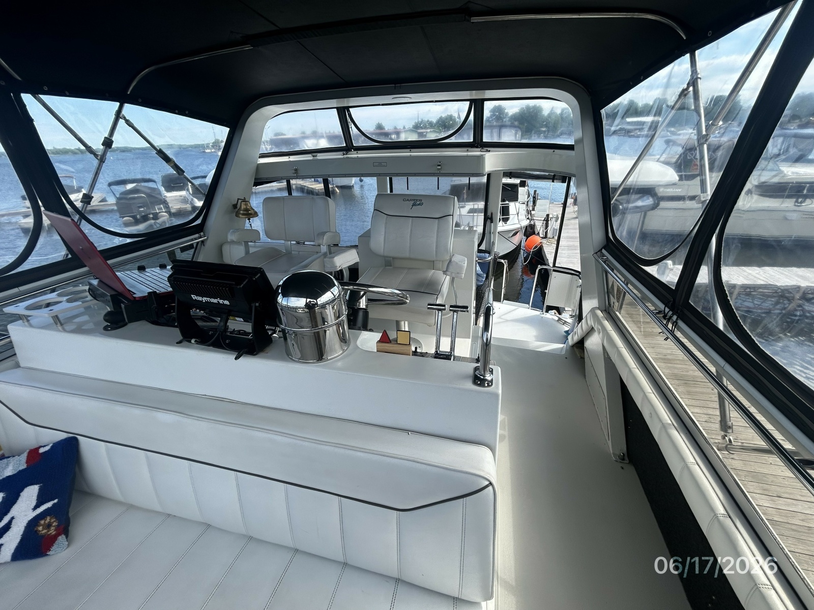 43' Carver flybridge aft