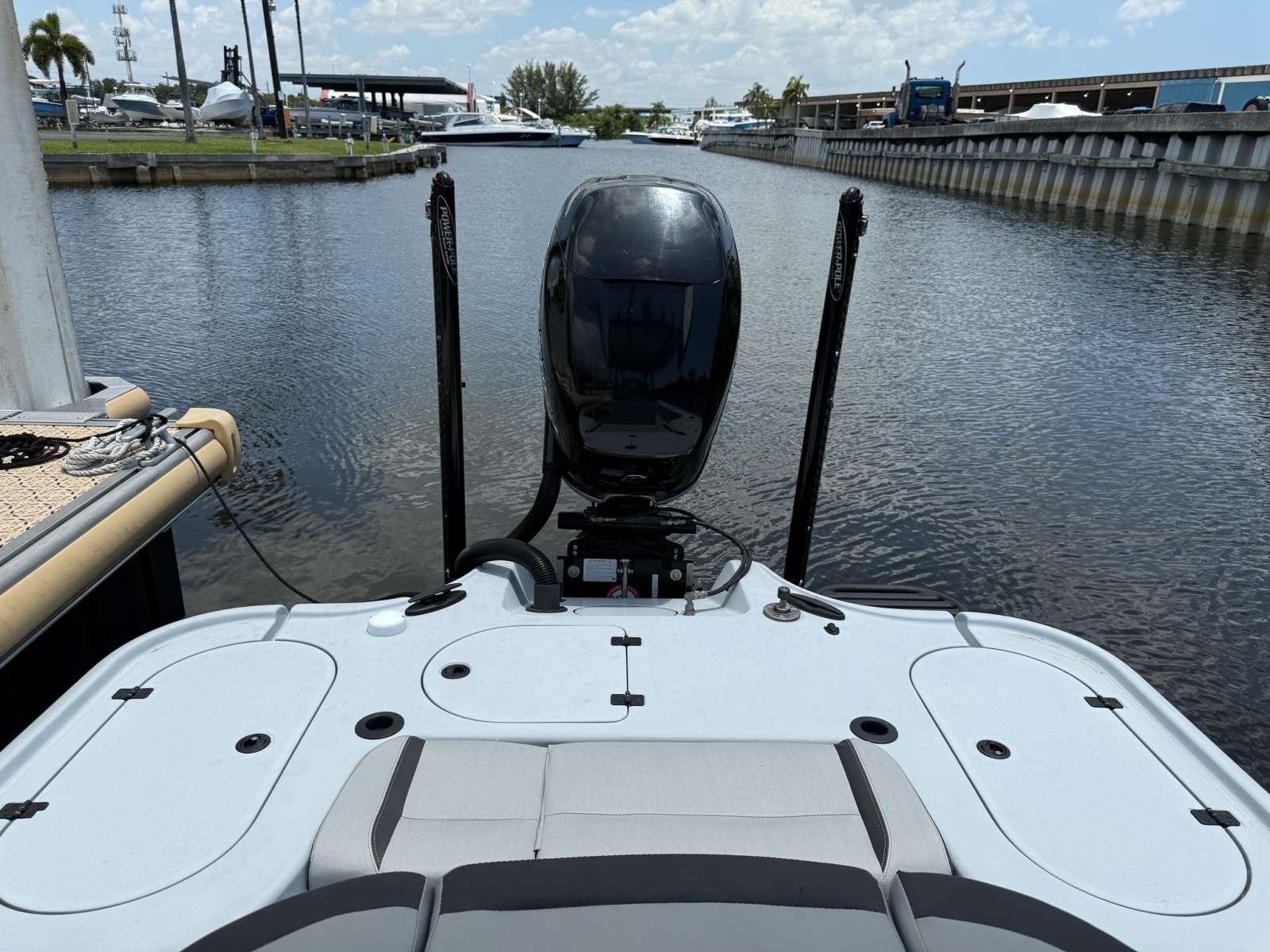 2017 Yellowfin 24 Bay CE