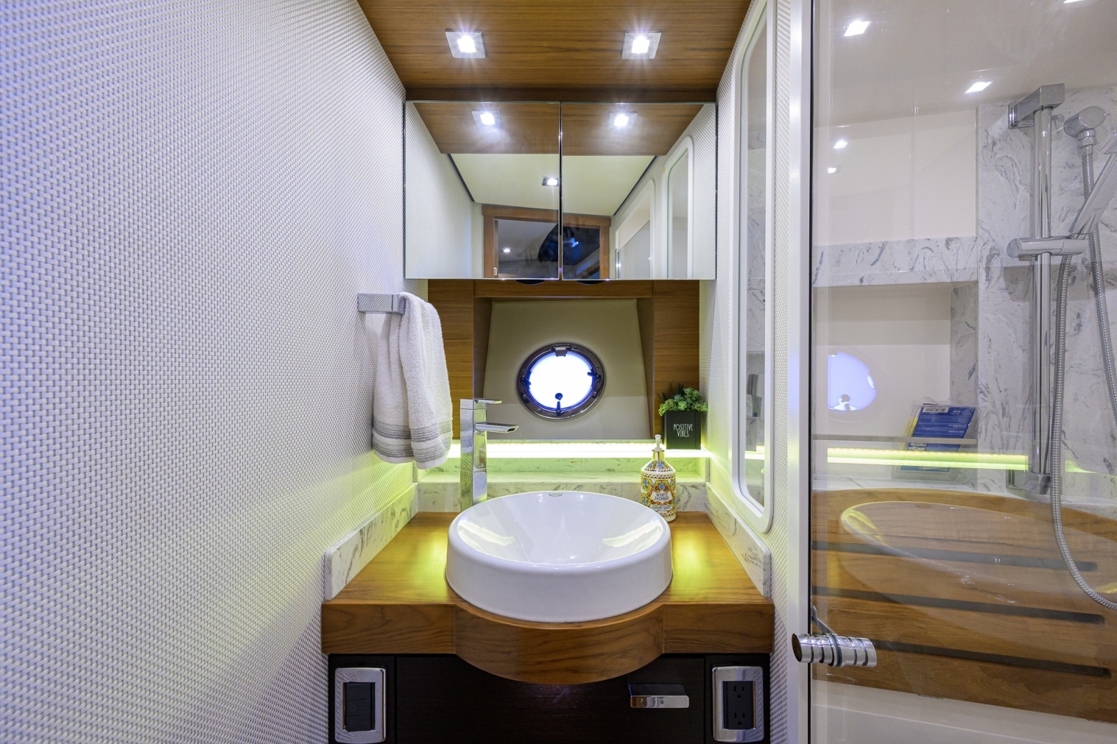 Tiara 44 Daybreak - Interior Head