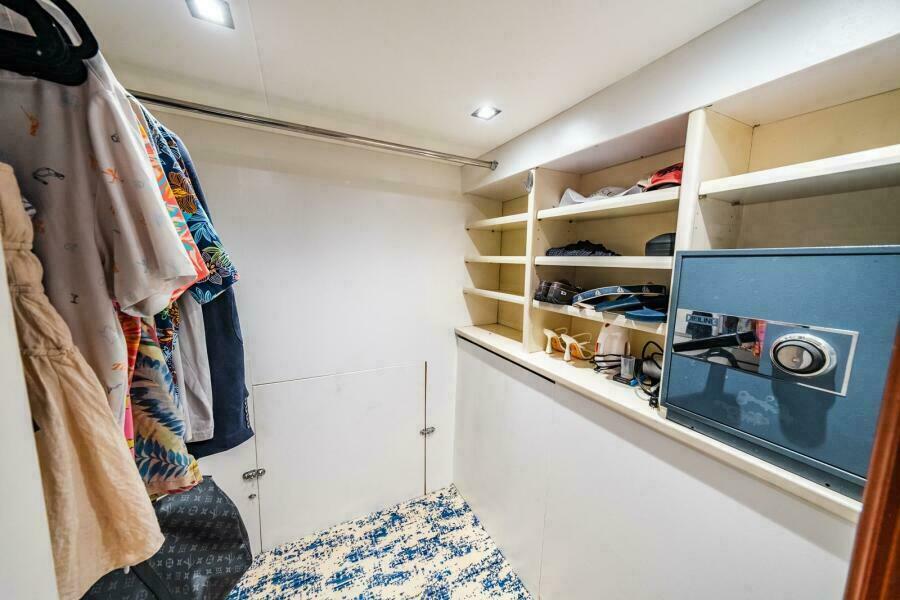 Walk In Locker  