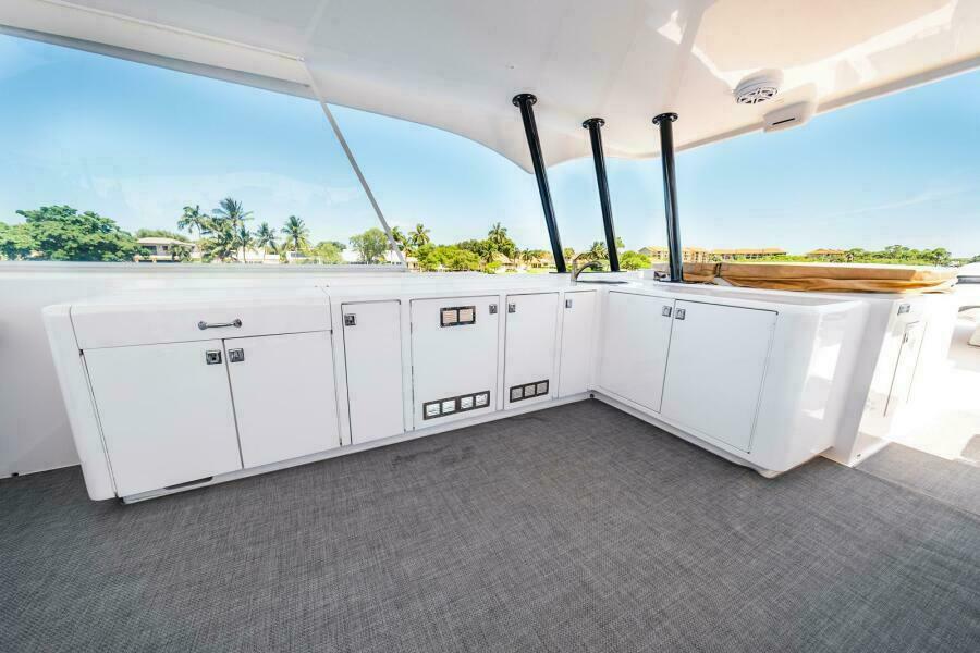 Stbd. Side Flybridge Bar   