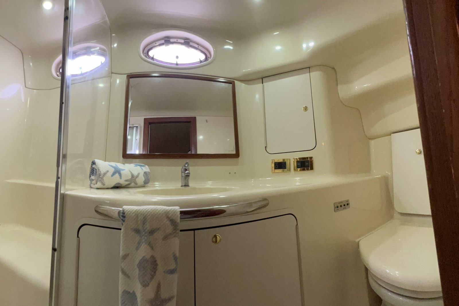 1999 Sea Ray 420 Aft Cabin
