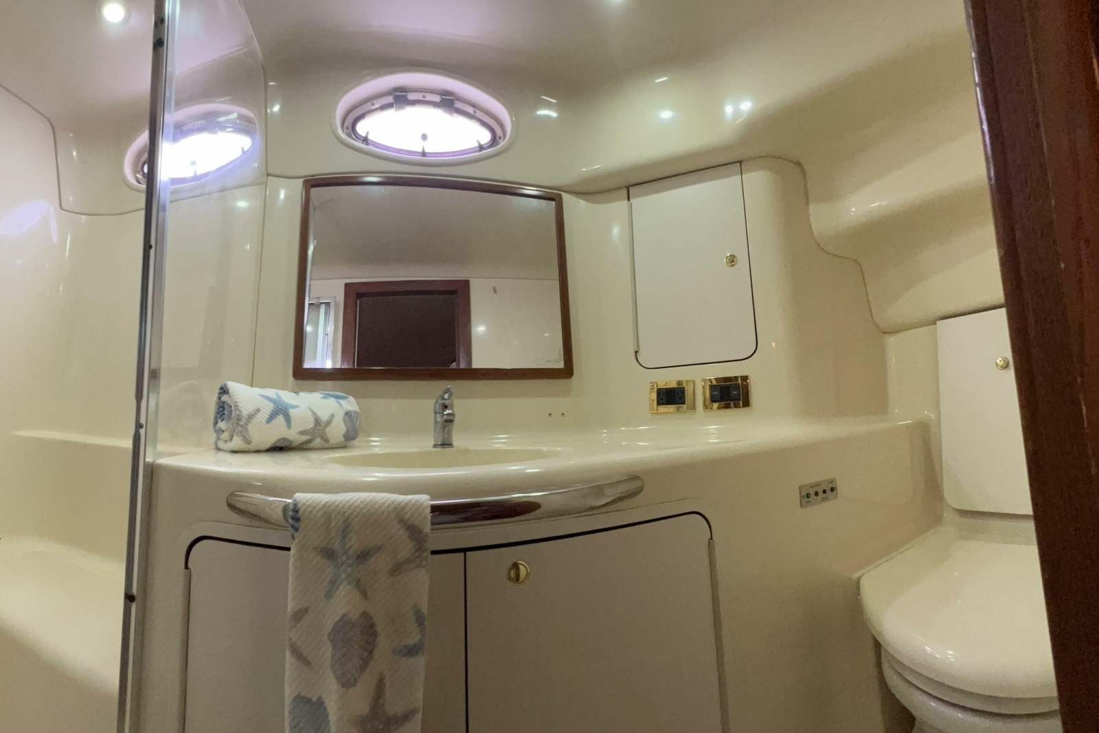 1999 Sea Ray 420 Aft Cabin