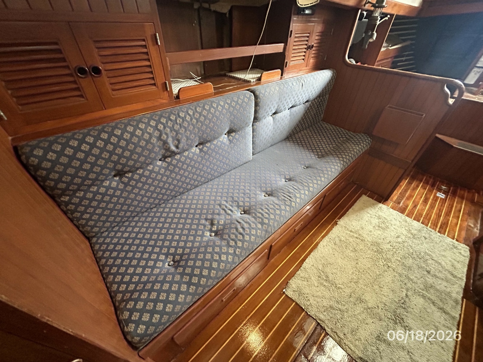 37' Tayana salon starboard seating2