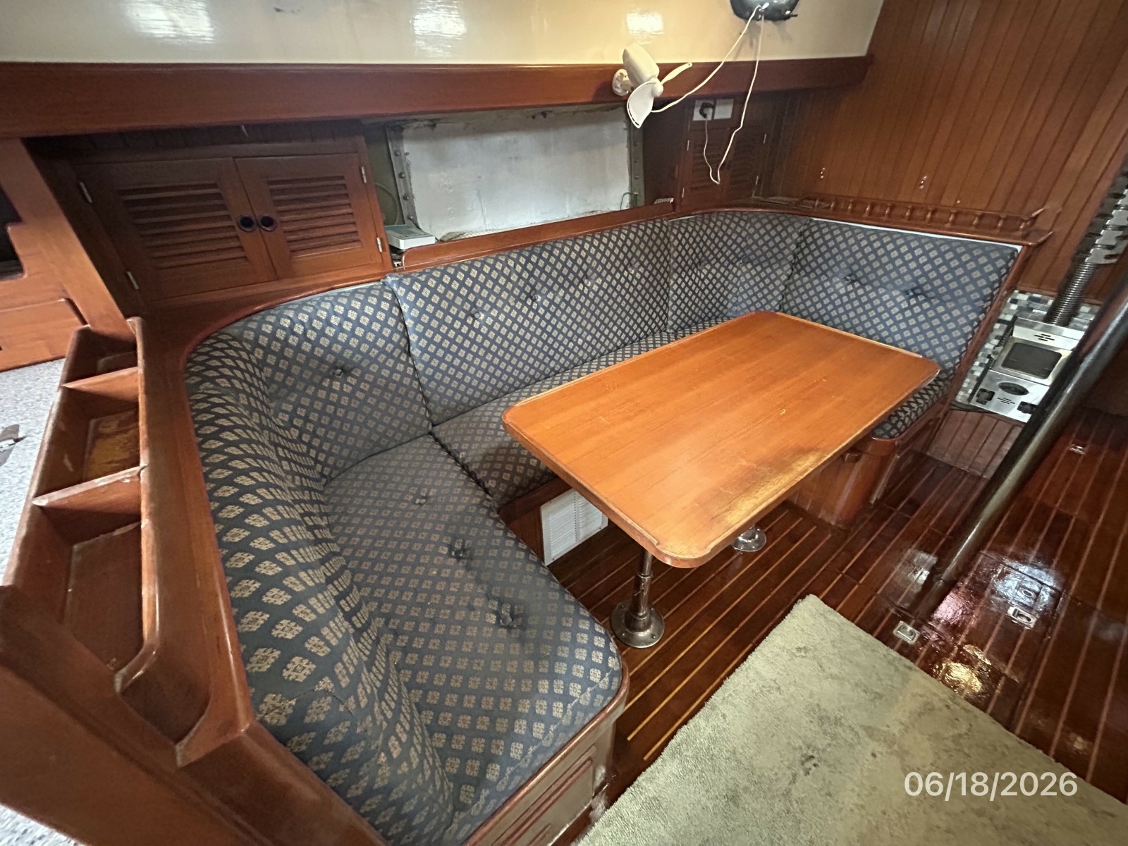 37' Tayana salon port seating1