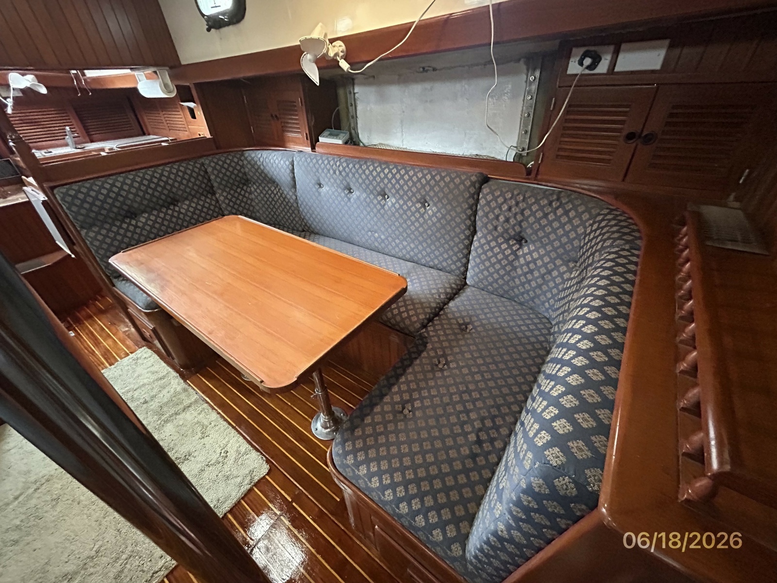 37' Tayana salon port seating2