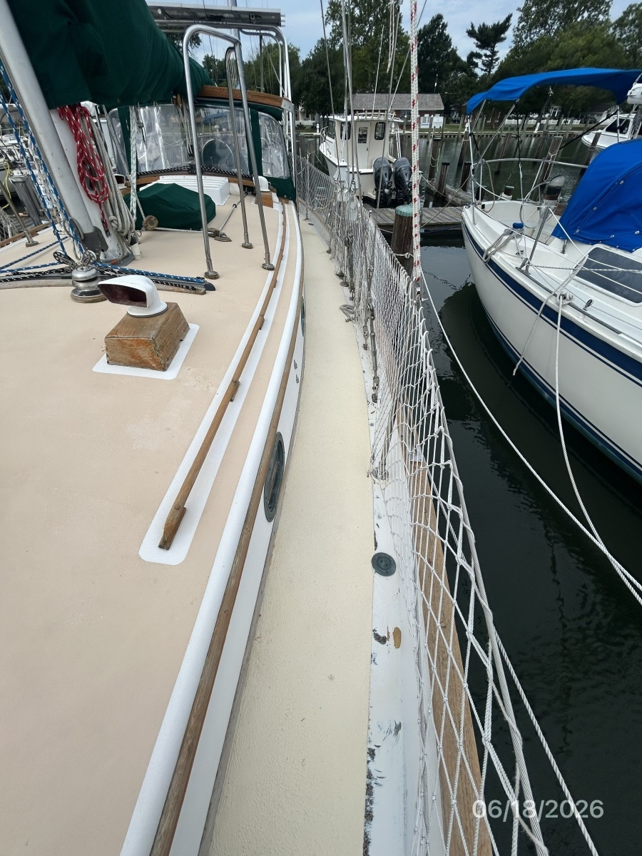 37' Tayana port side deck1