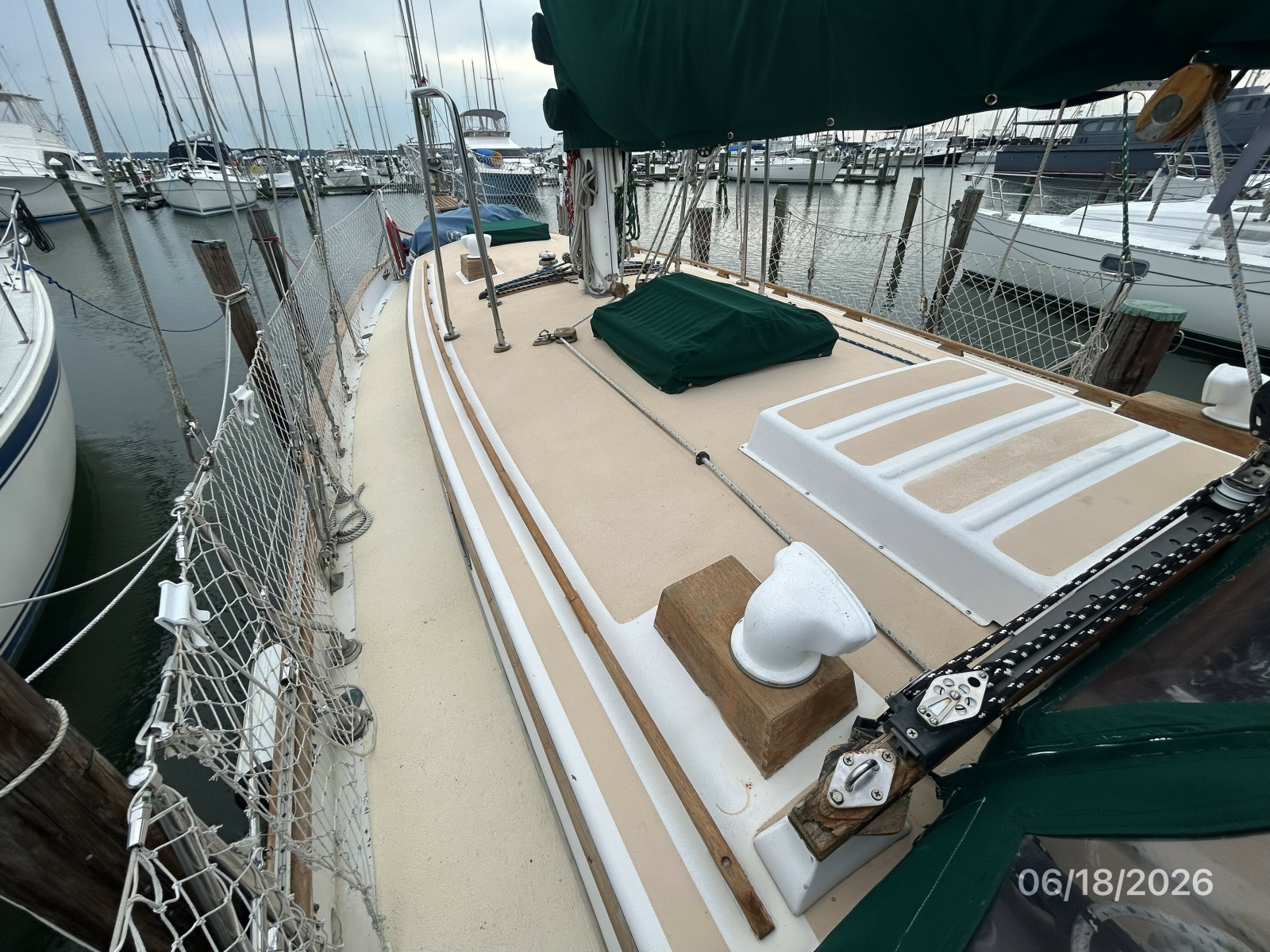 37' Tayana foredeck2
