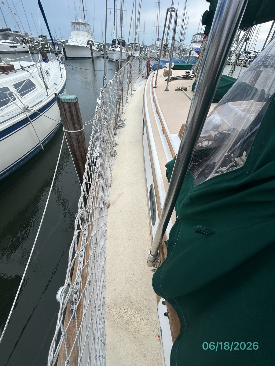 37' Tayana port side deck2