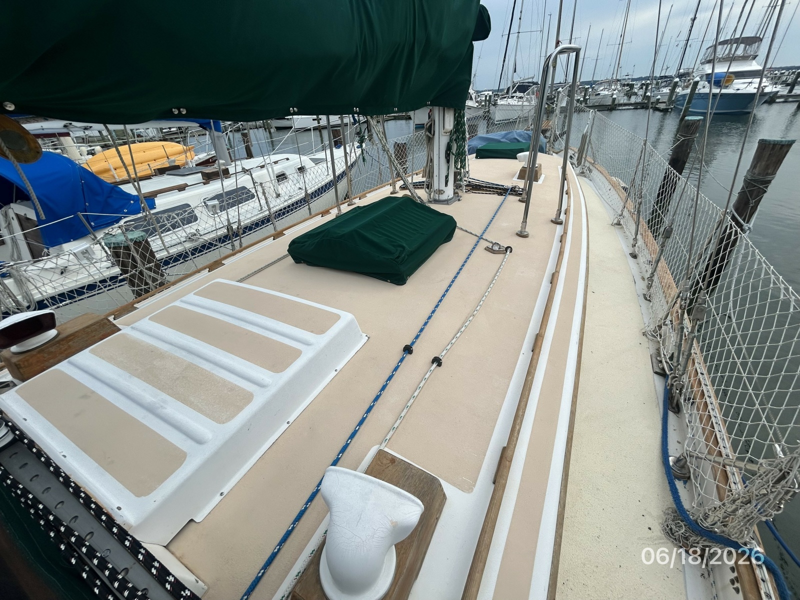 37' Tayana foredeck3