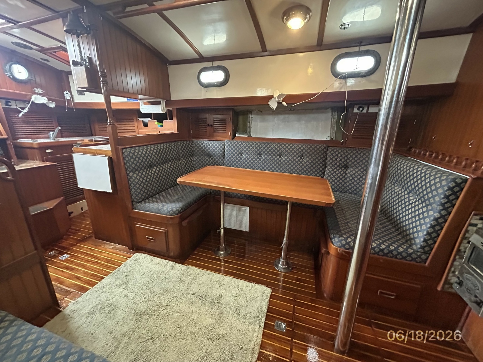 37' Tayana salon port