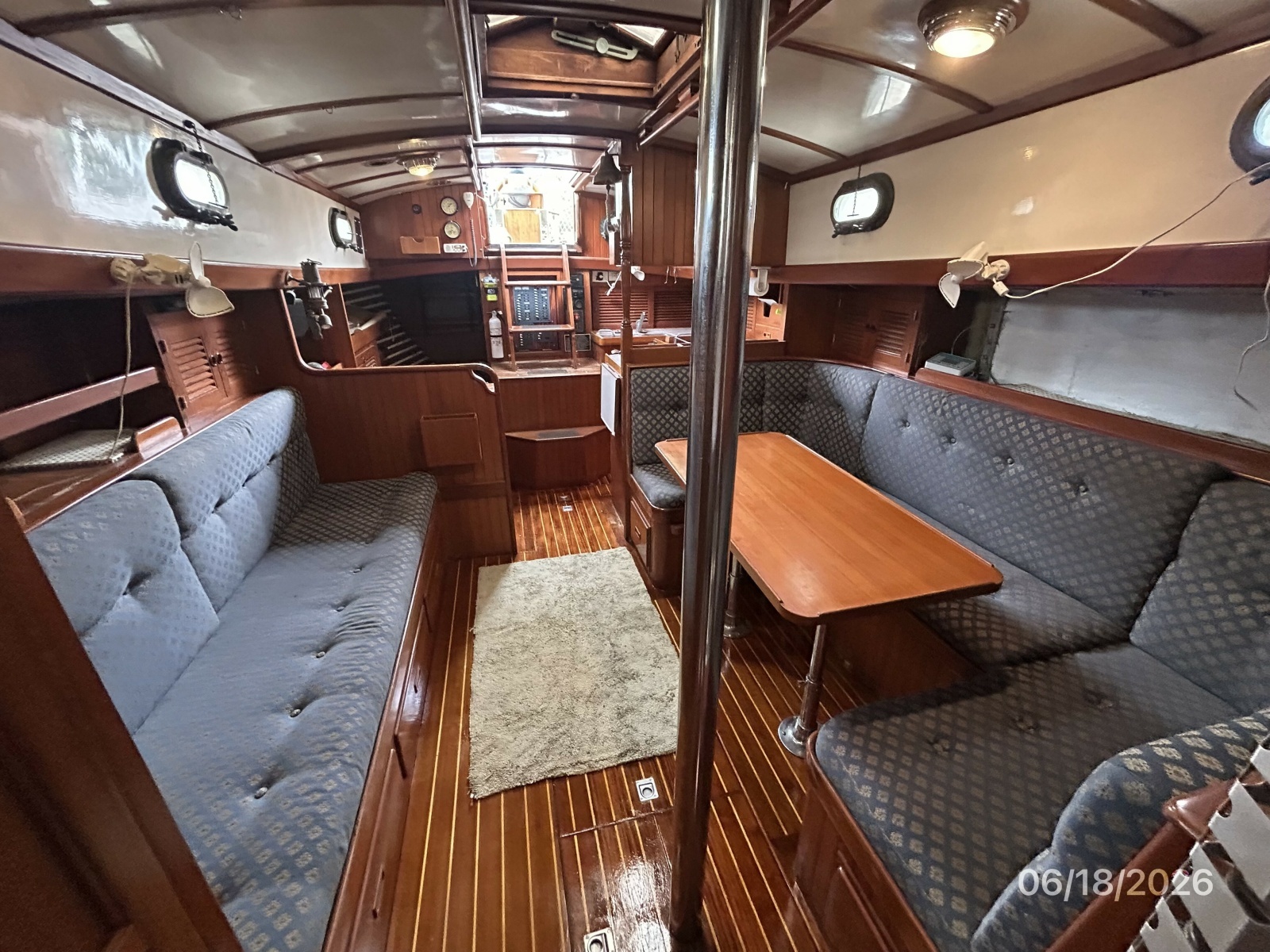 37' Tayana salon aft