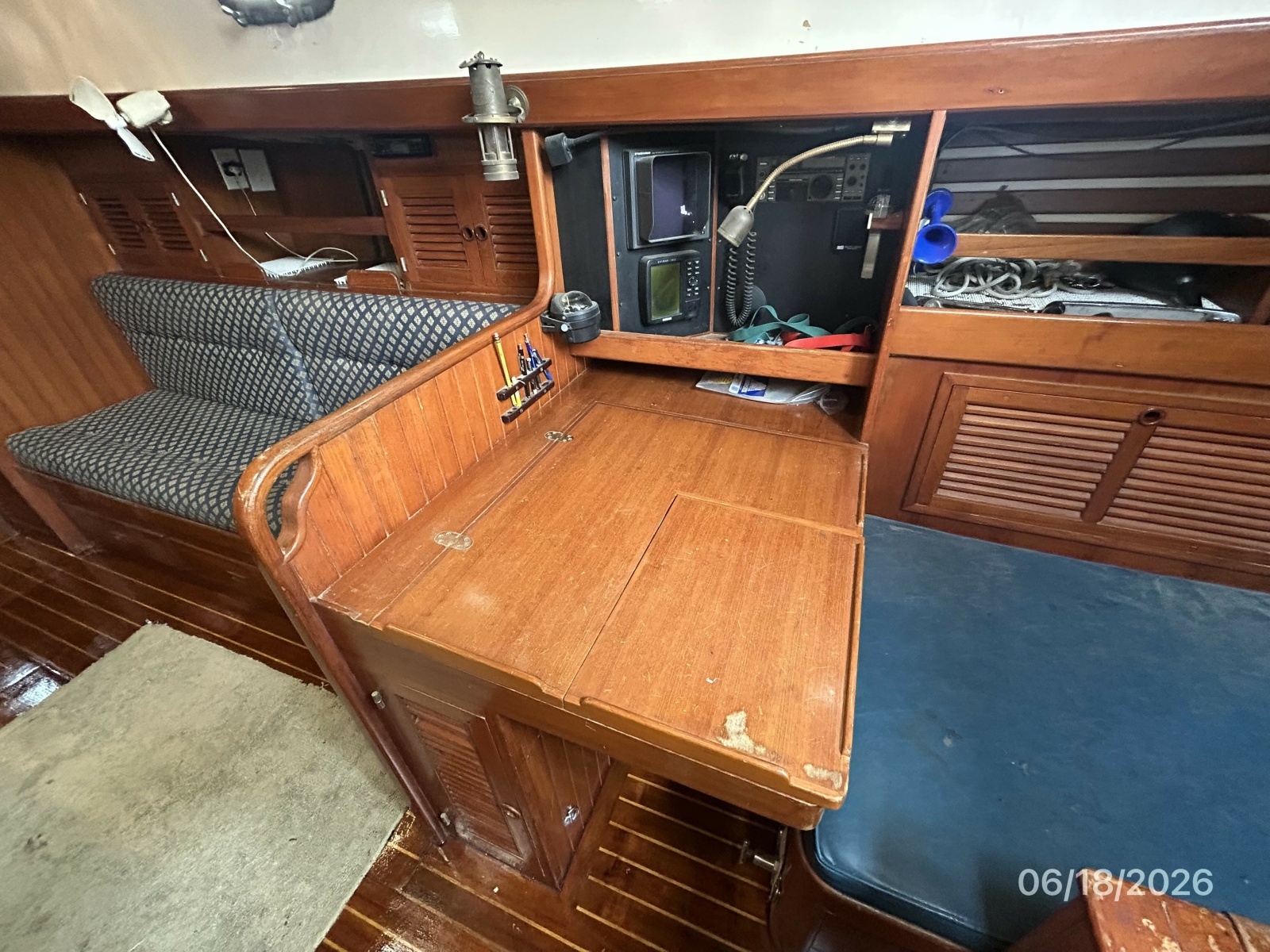 37' Tayana nav station