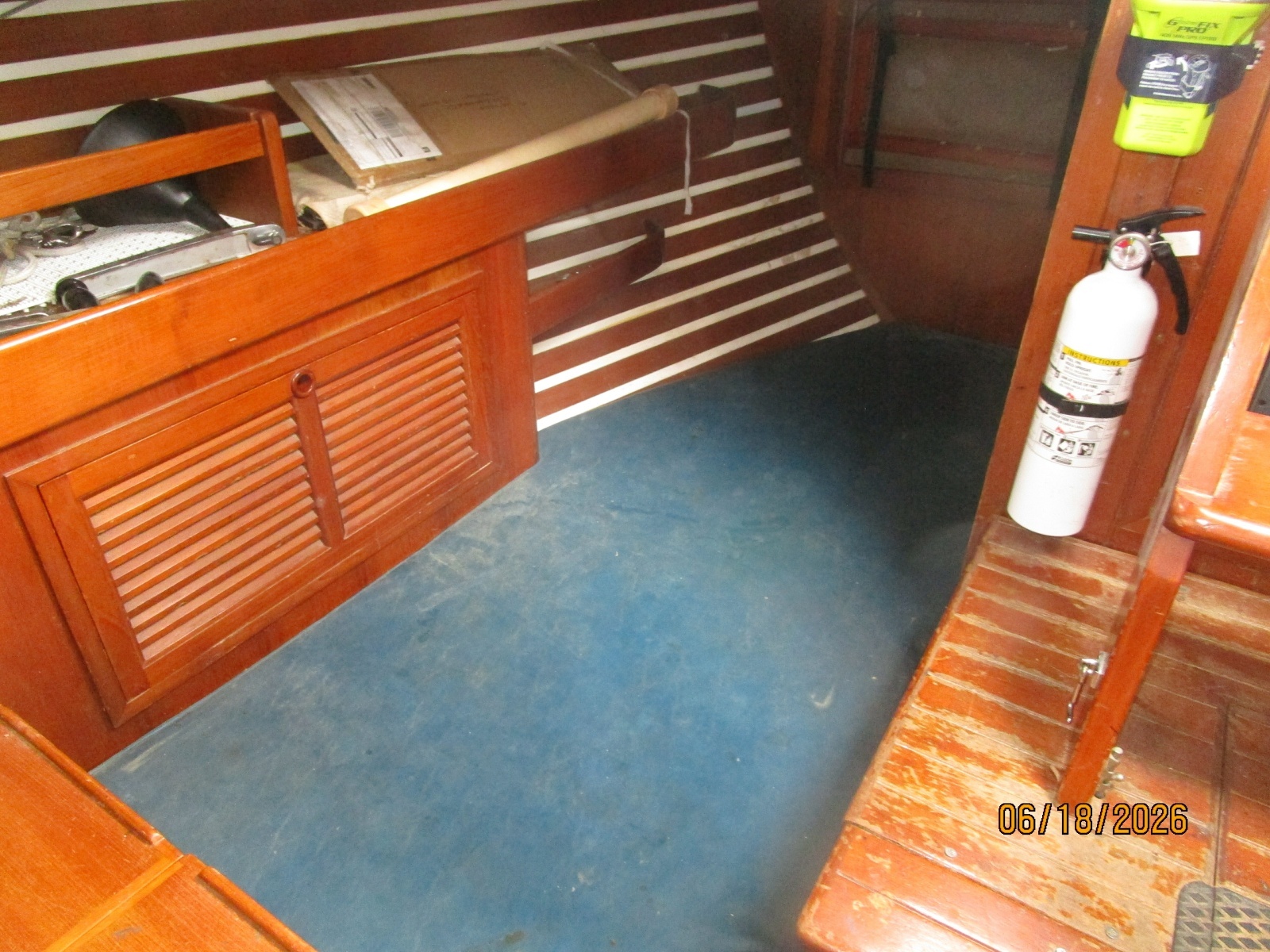 37' Tayana salon starboard quarter berth