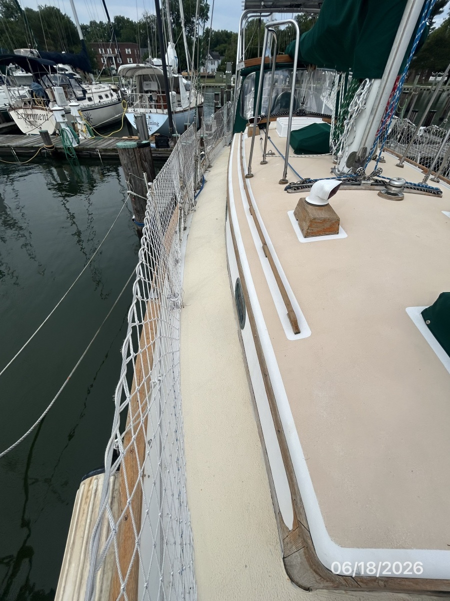 37' Tayana starboard side deck1