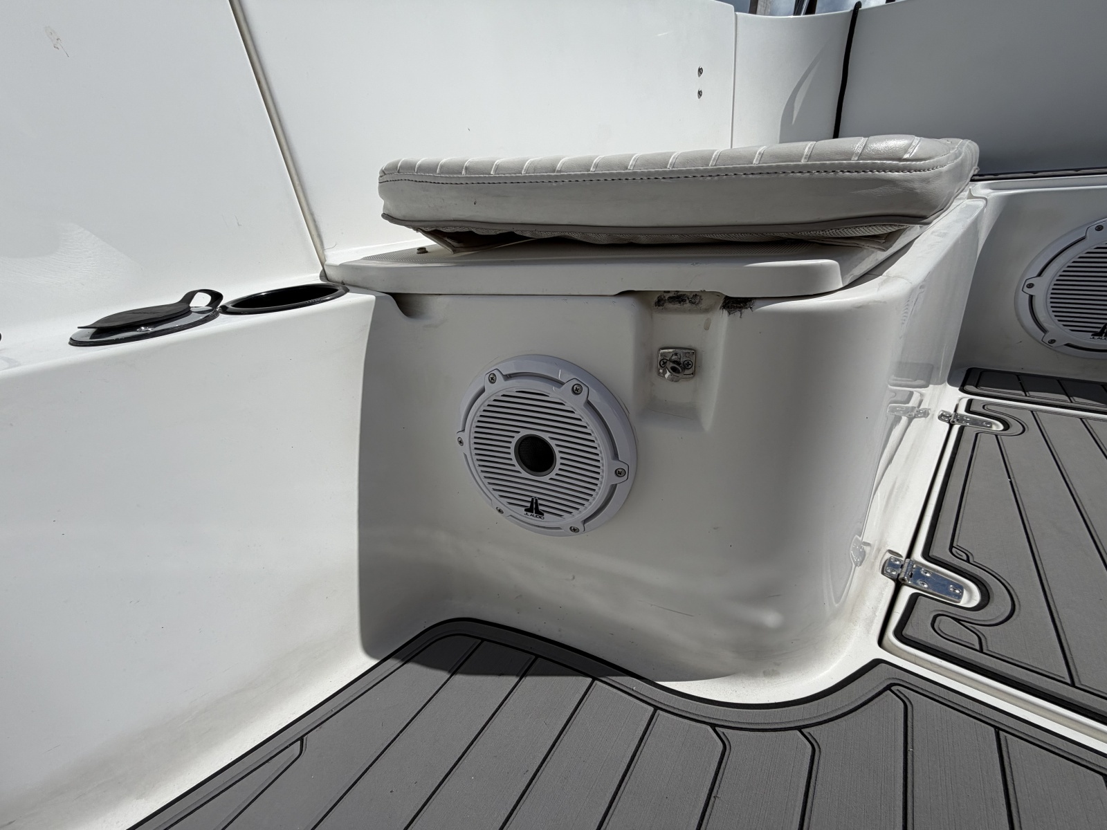 1999 Boston Whaler 26 Outrage