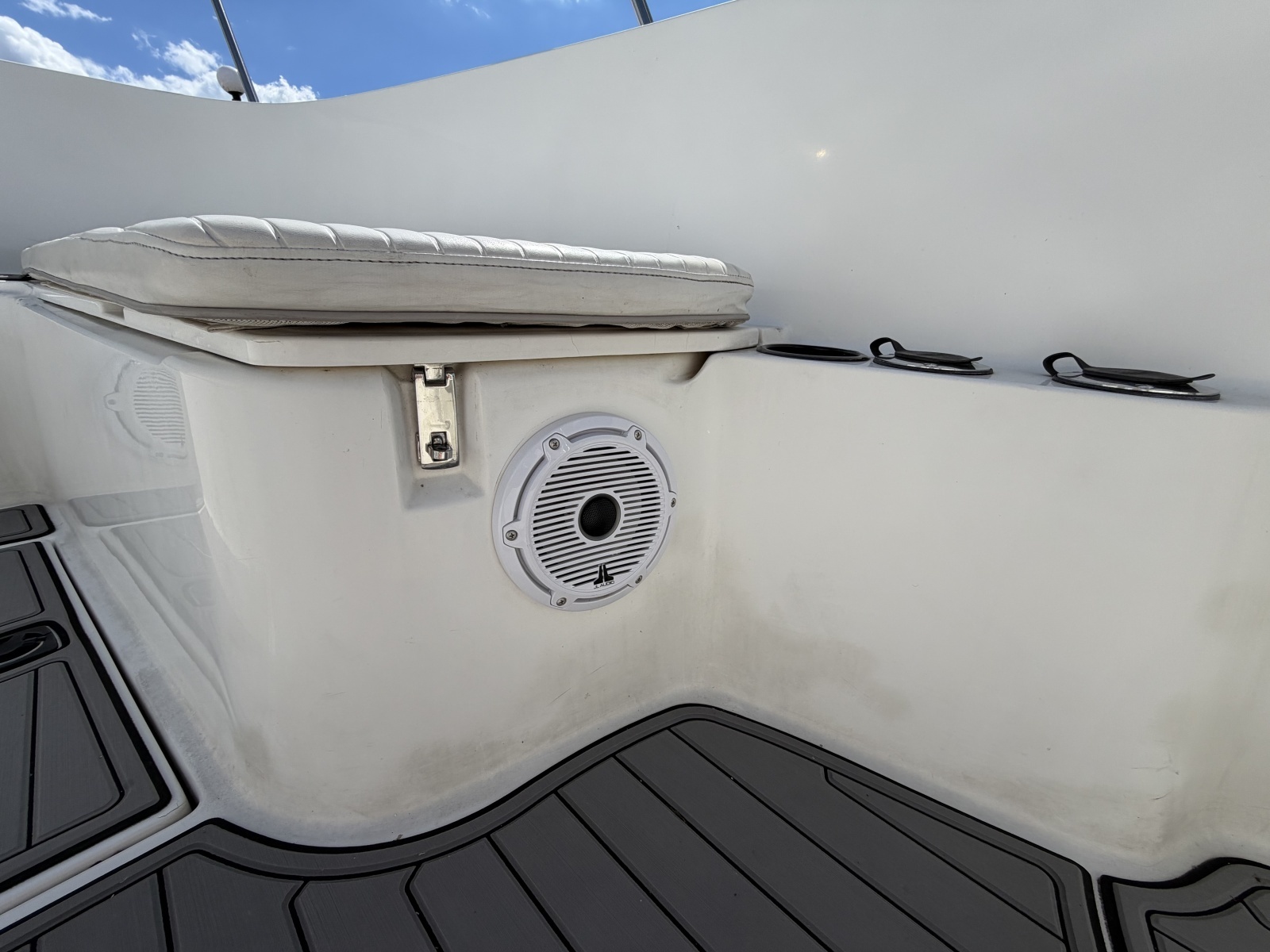 1999 Boston Whaler 26 Outrage