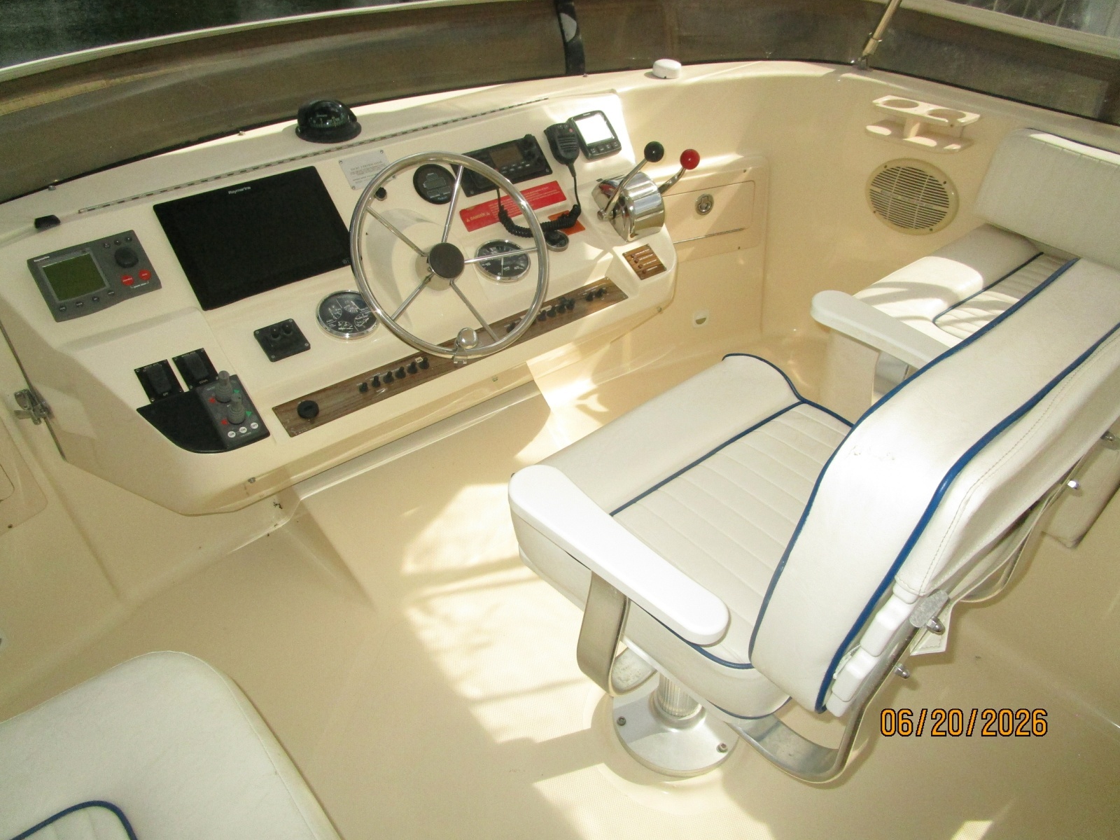 40' Mainship flybridge helm1
